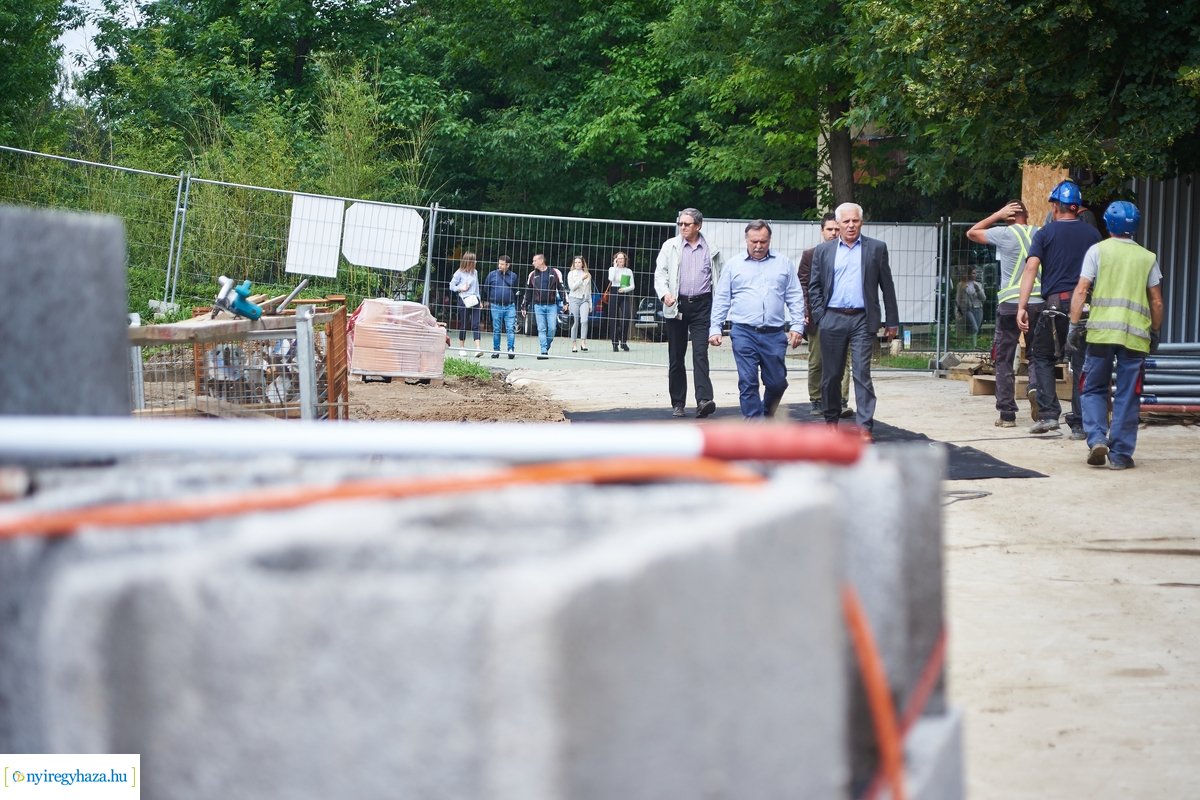 Helyszíni szemle az Indiaház és Madárröpde munkálatainál