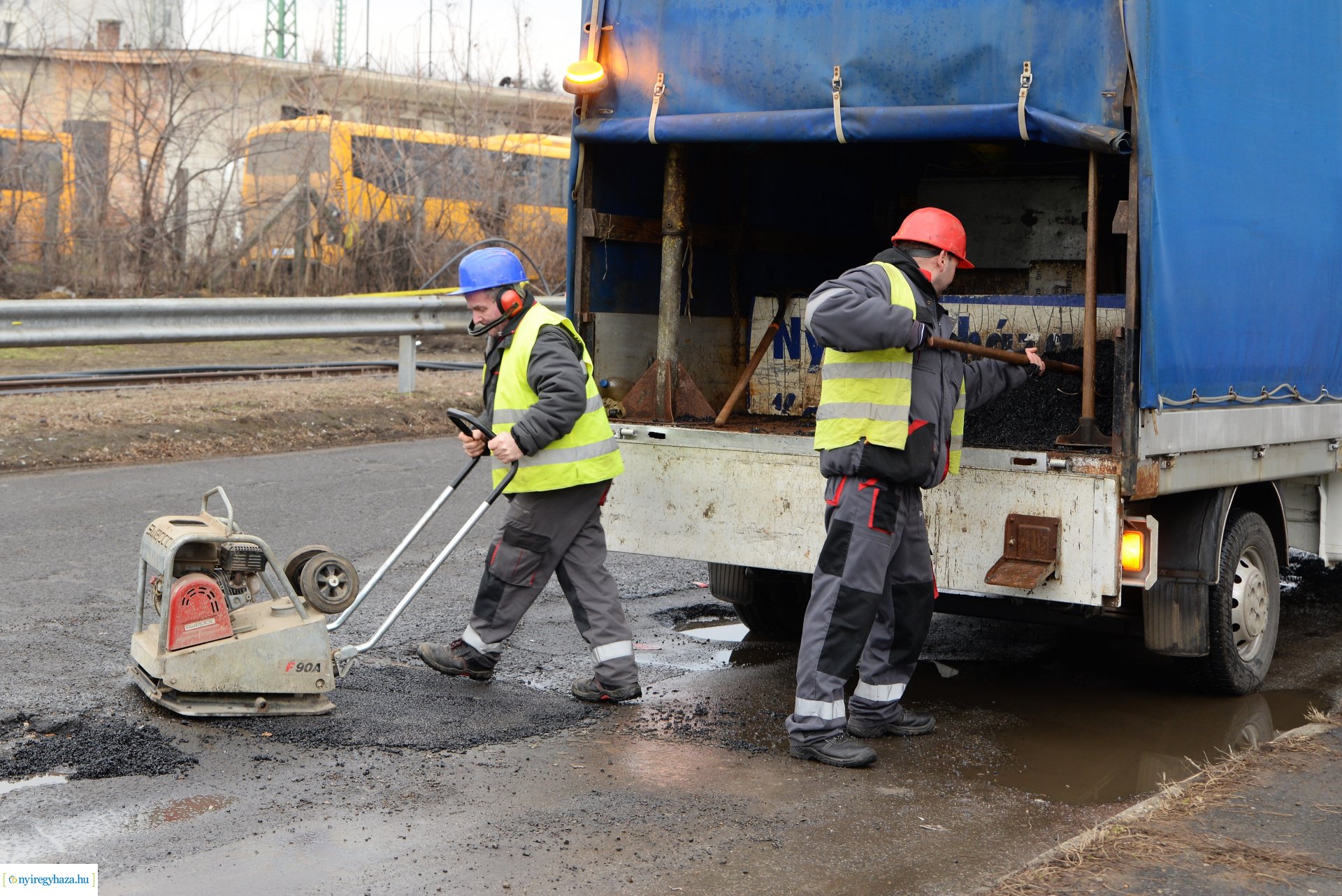 Hidegkátyúzási munkákat végez a NYÍRVV
