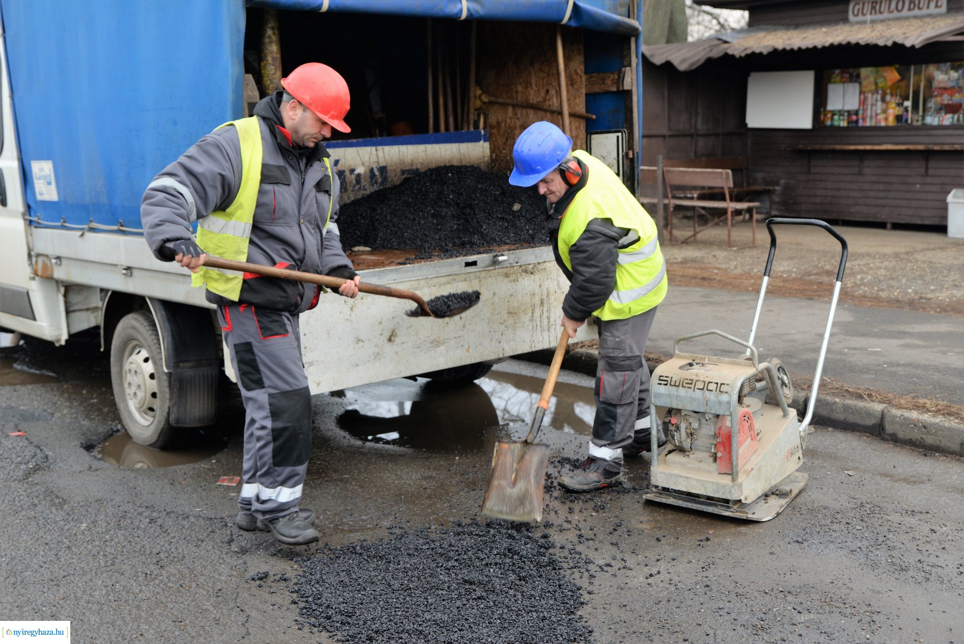Hidegkátyúzási munkákat végez a NYÍRVV