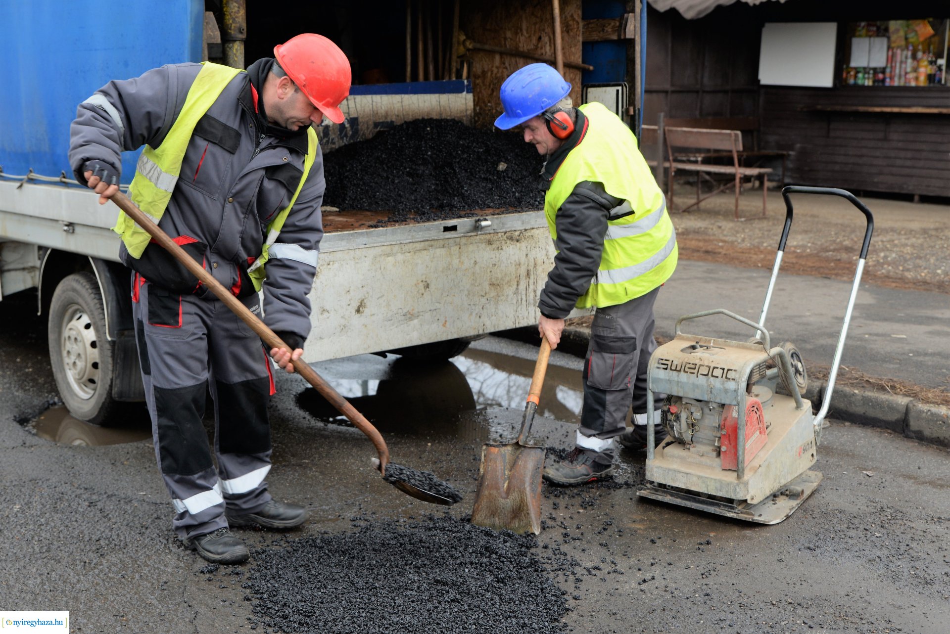 Hidegkátyúzási munkákat végez a NYÍRVV