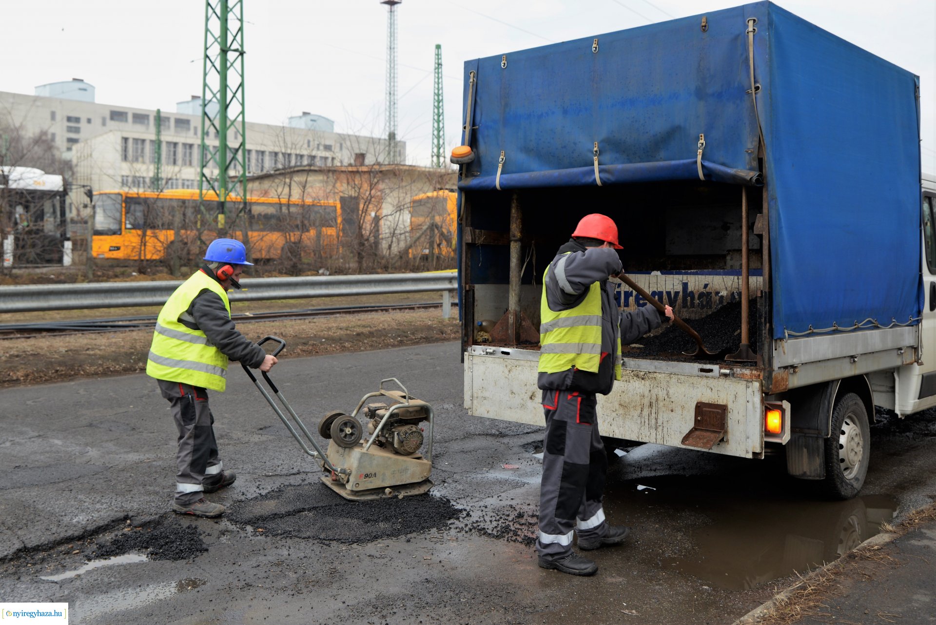 Hidegkátyúzási munkákat végez a NYÍRVV