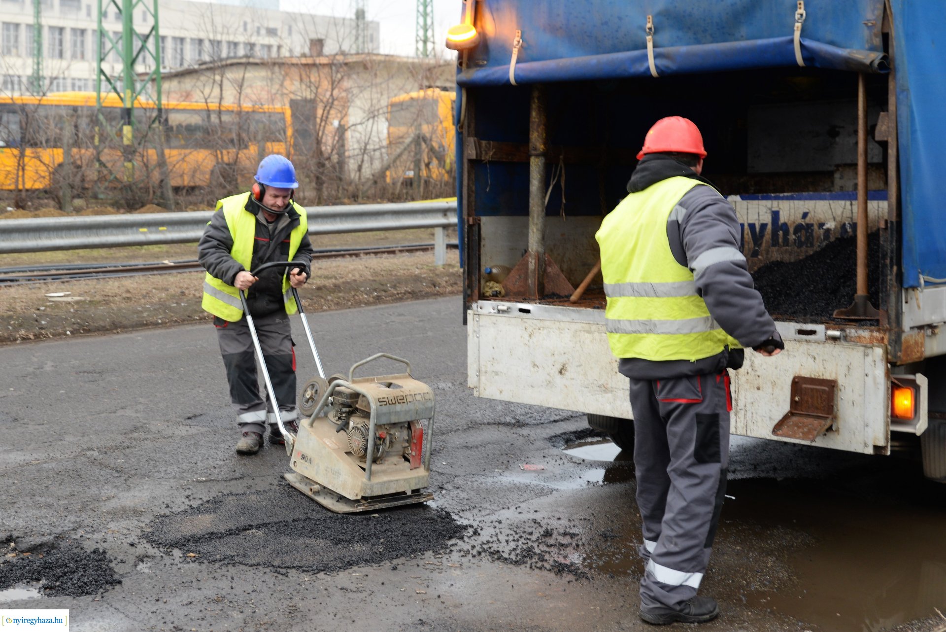 Hidegkátyúzási munkákat végez a NYÍRVV