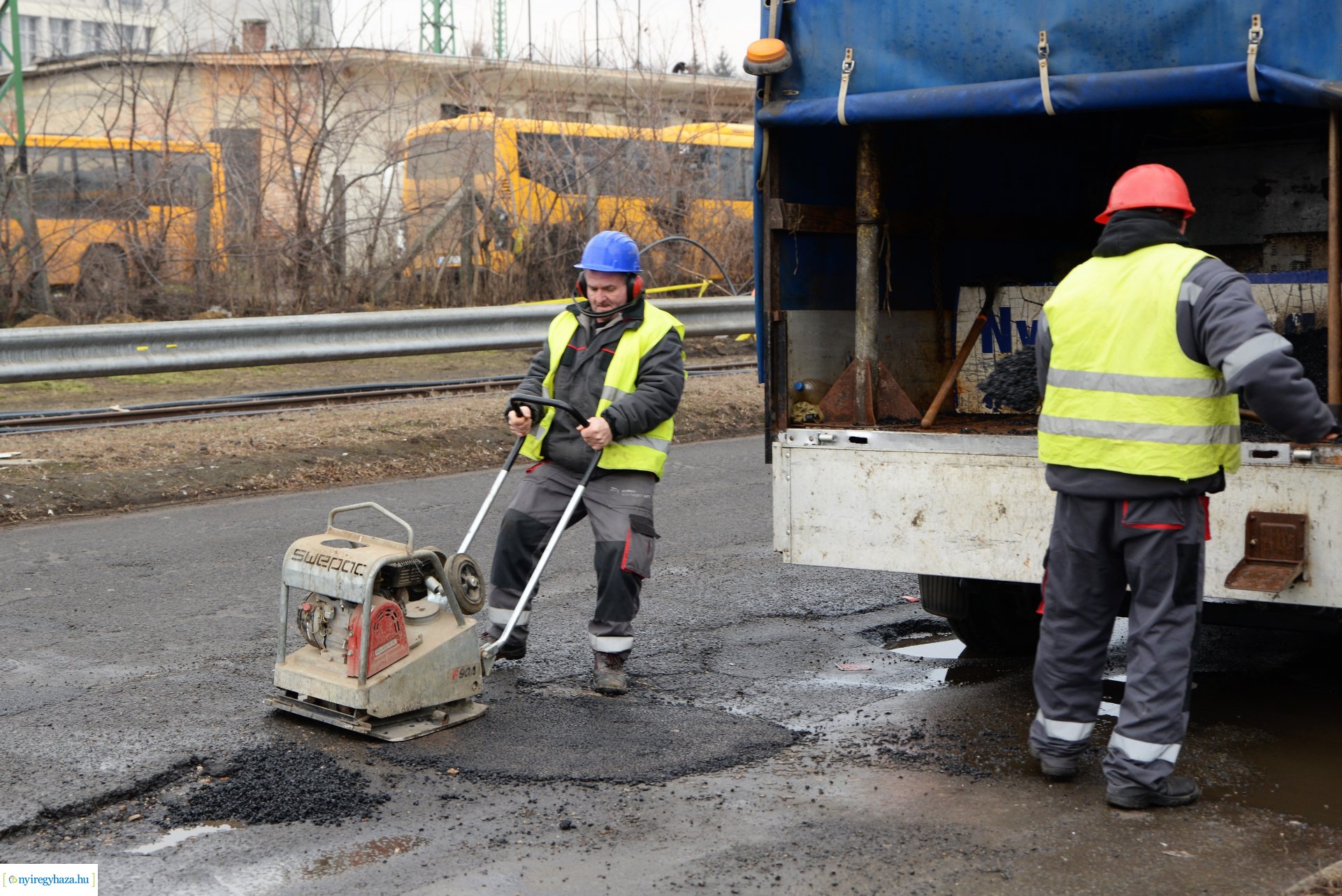 Hidegkátyúzási munkákat végez a NYÍRVV
