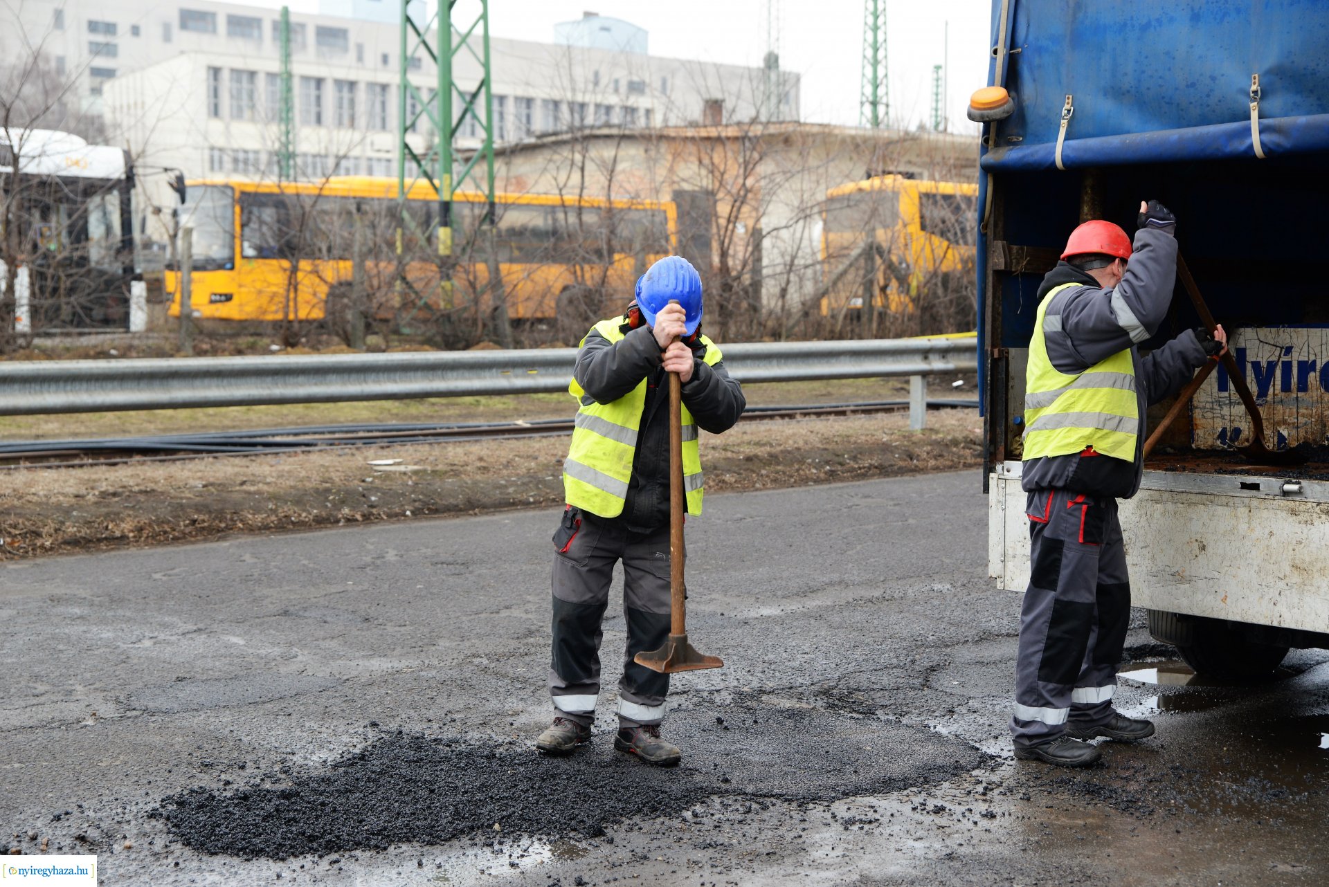 Hidegkátyúzási munkákat végez a NYÍRVV