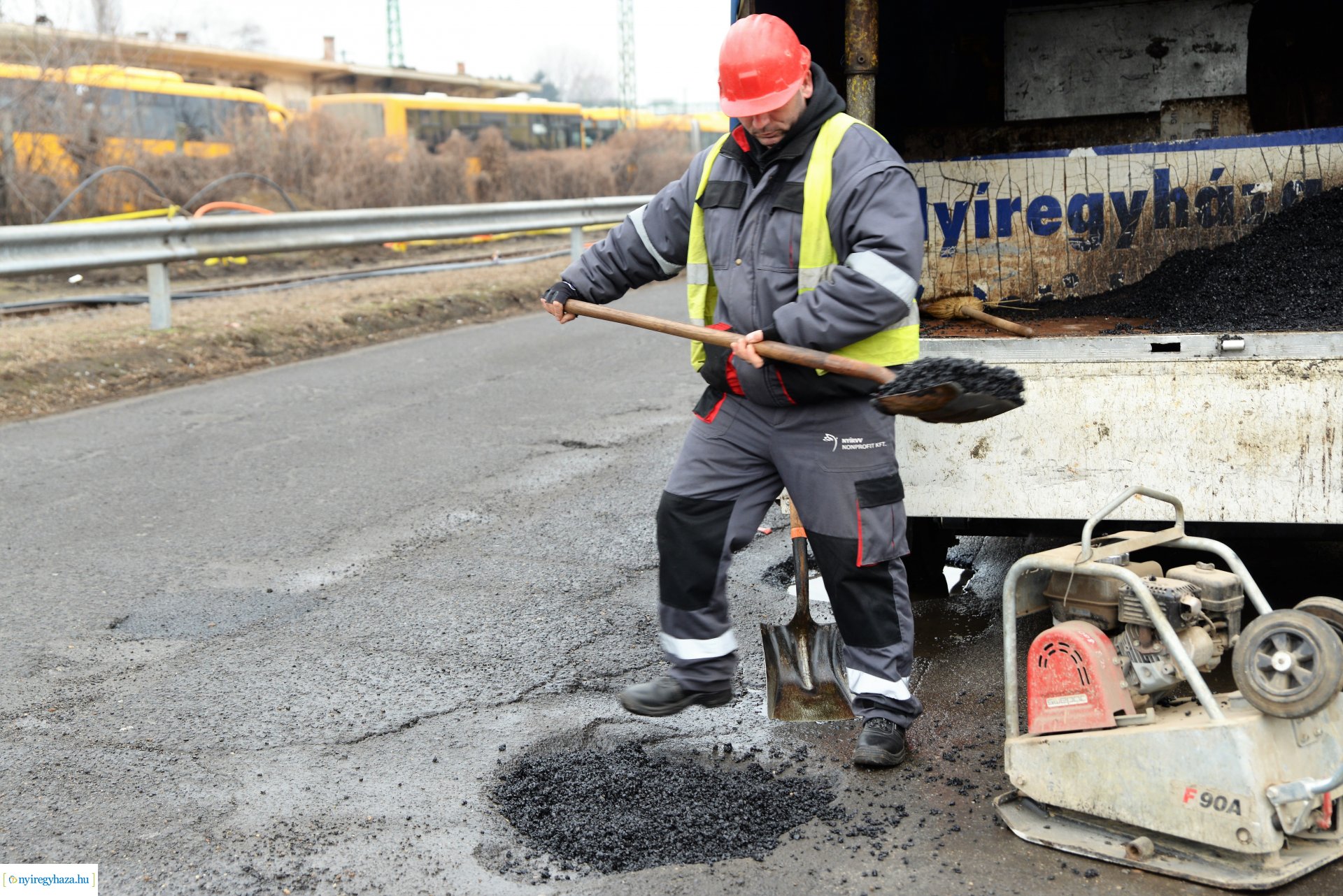 Hidegkátyúzási munkákat végez a NYÍRVV