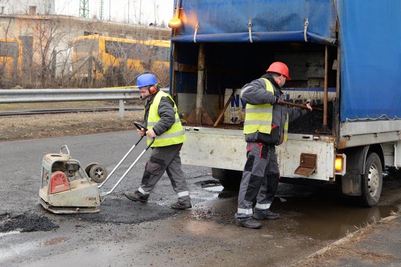 Hidegkátyúzási munkákat végez a NYÍRVV