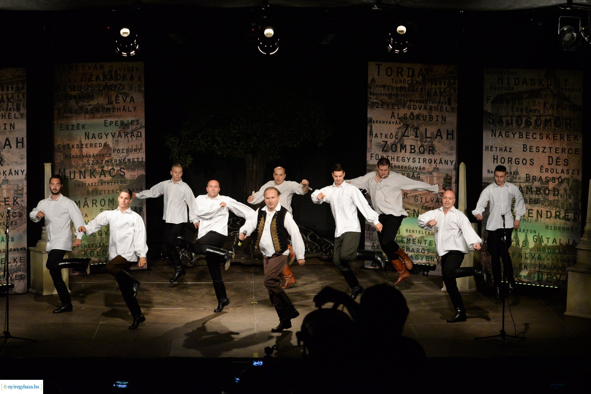 Hiszek egy hazában - a Mandala Dalszínház előadása