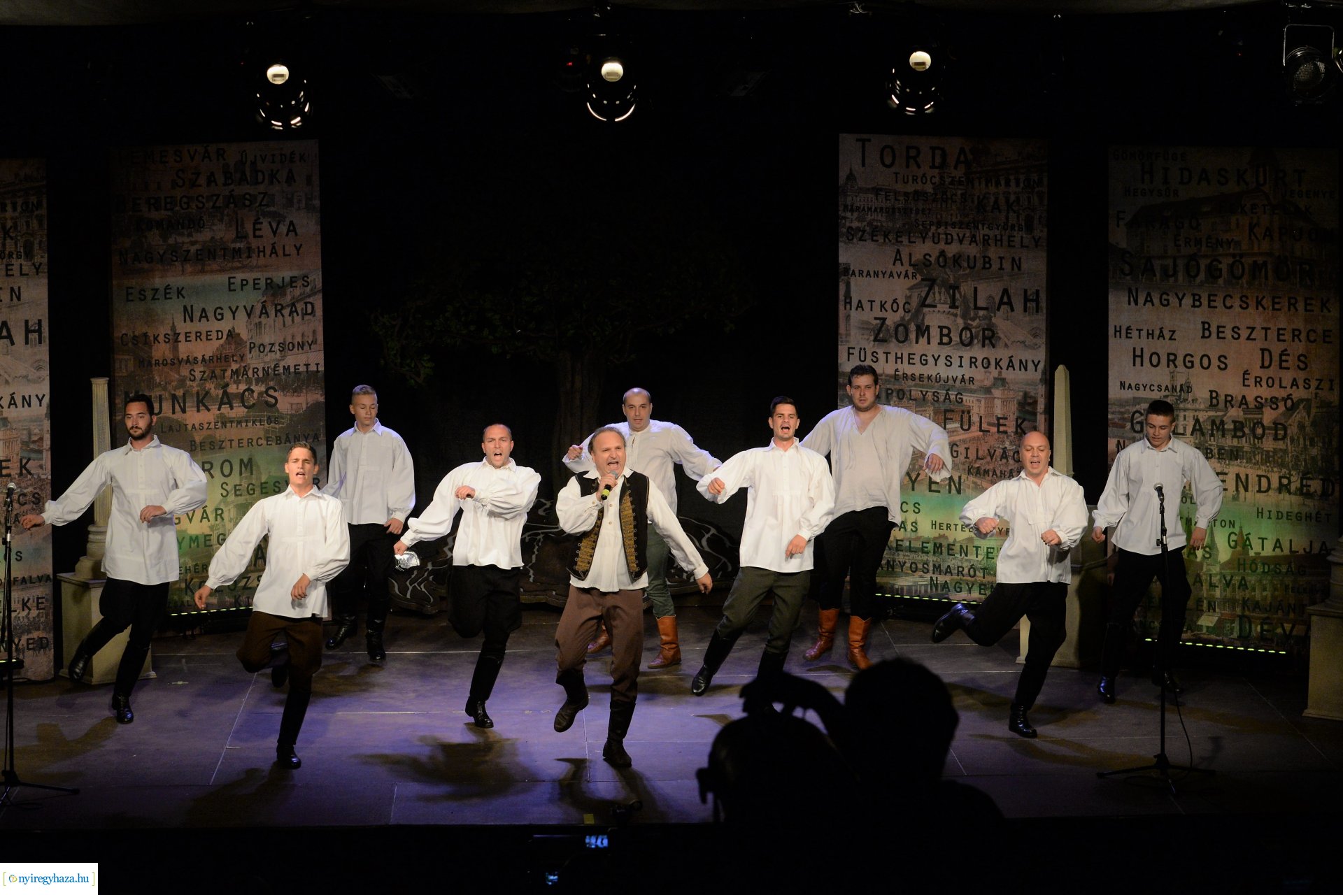 Hiszek egy hazában - a Mandala Dalszínház előadása