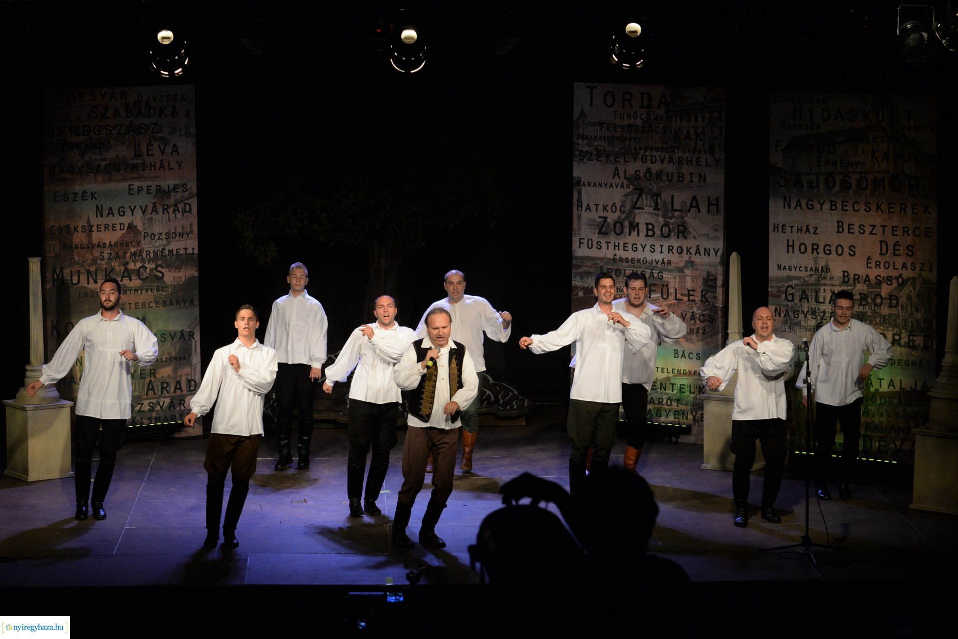 Hiszek egy hazában - a Mandala Dalszínház előadása