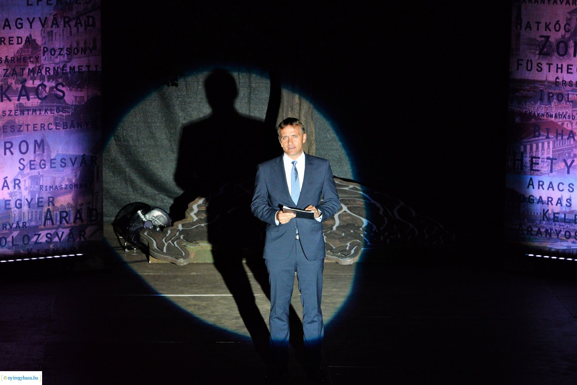 Hiszek egy hazában - a Mandala Dalszínház előadása