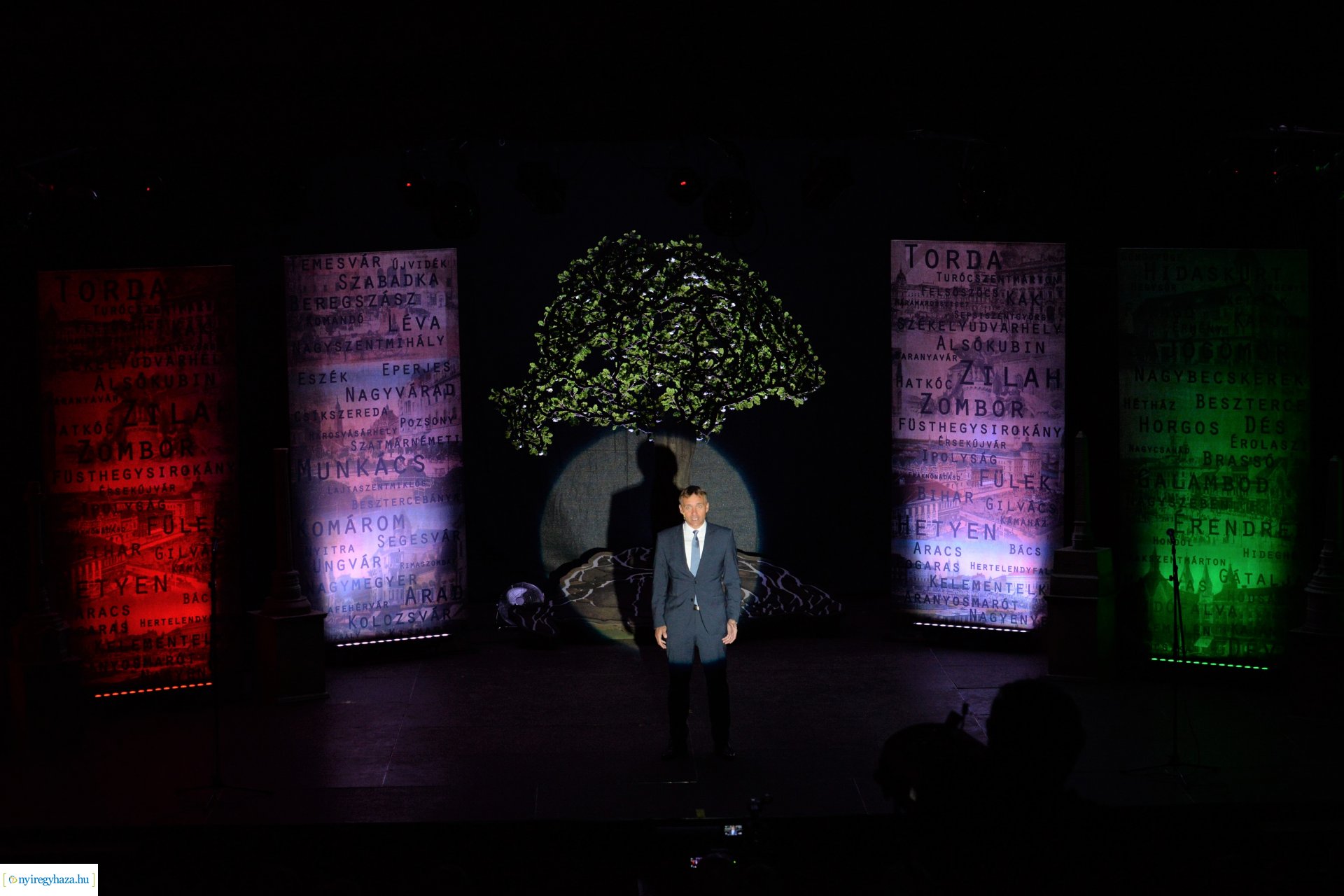 Hiszek egy hazában - a Mandala Dalszínház előadása