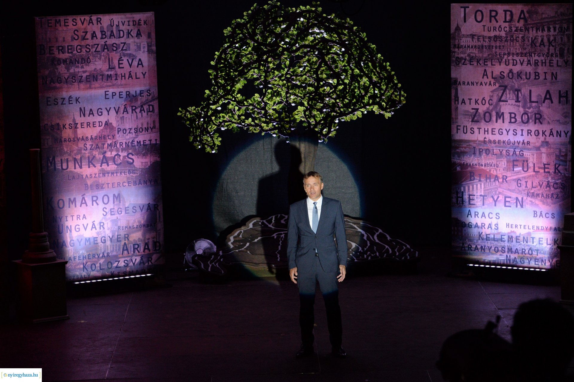 Hiszek egy hazában - a Mandala Dalszínház előadása