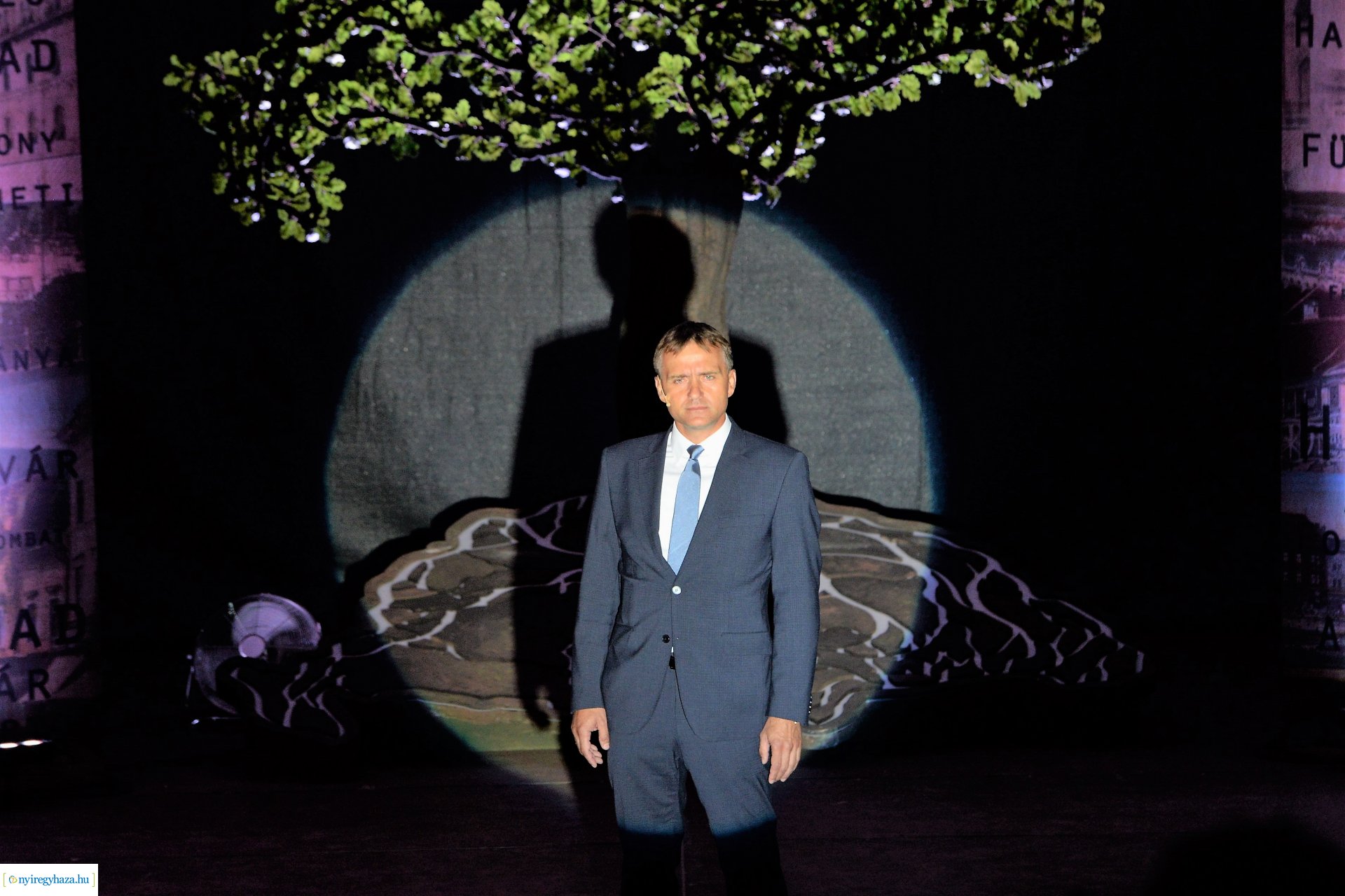 Hiszek egy hazában - a Mandala Dalszínház előadása