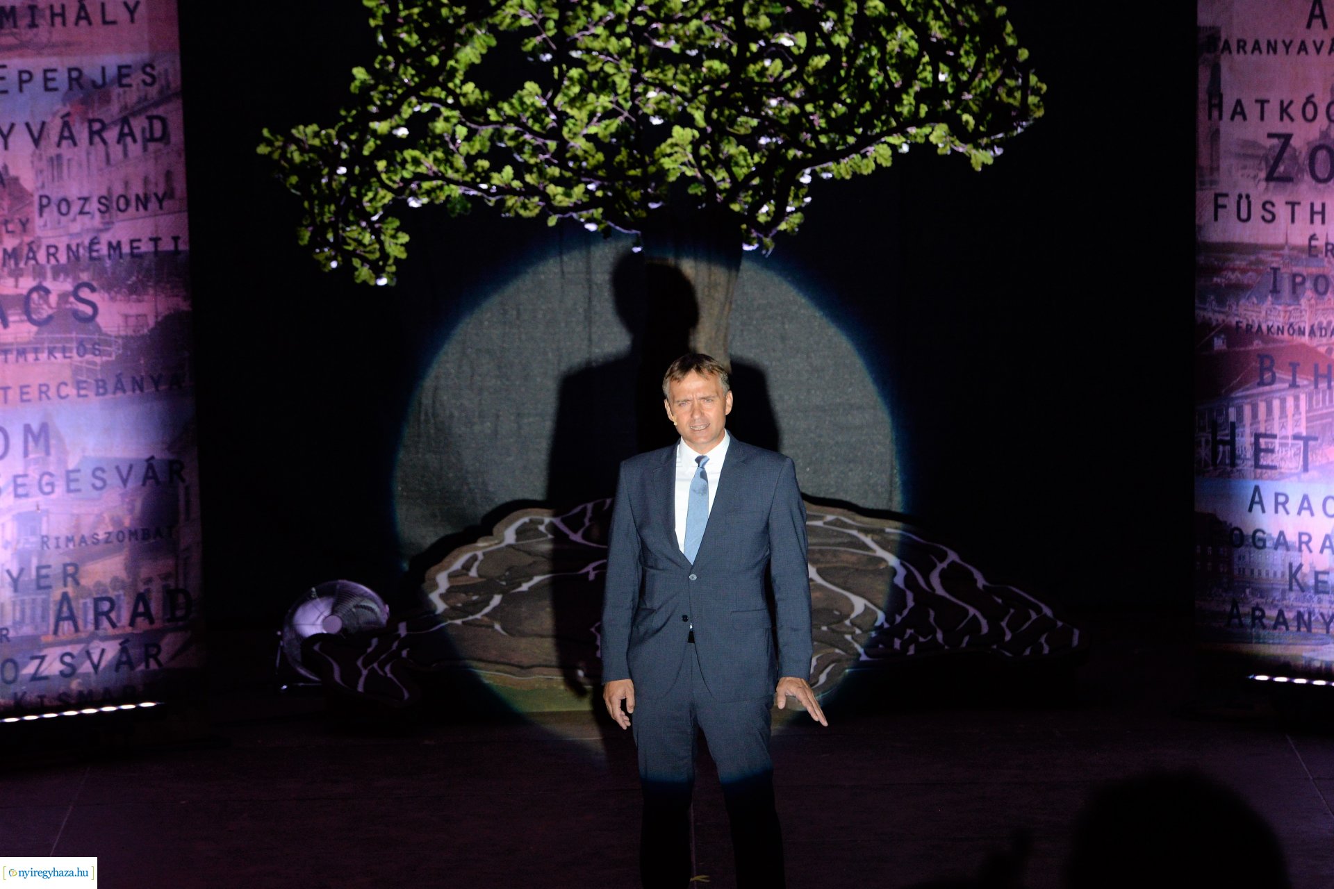 Hiszek egy hazában - a Mandala Dalszínház előadása