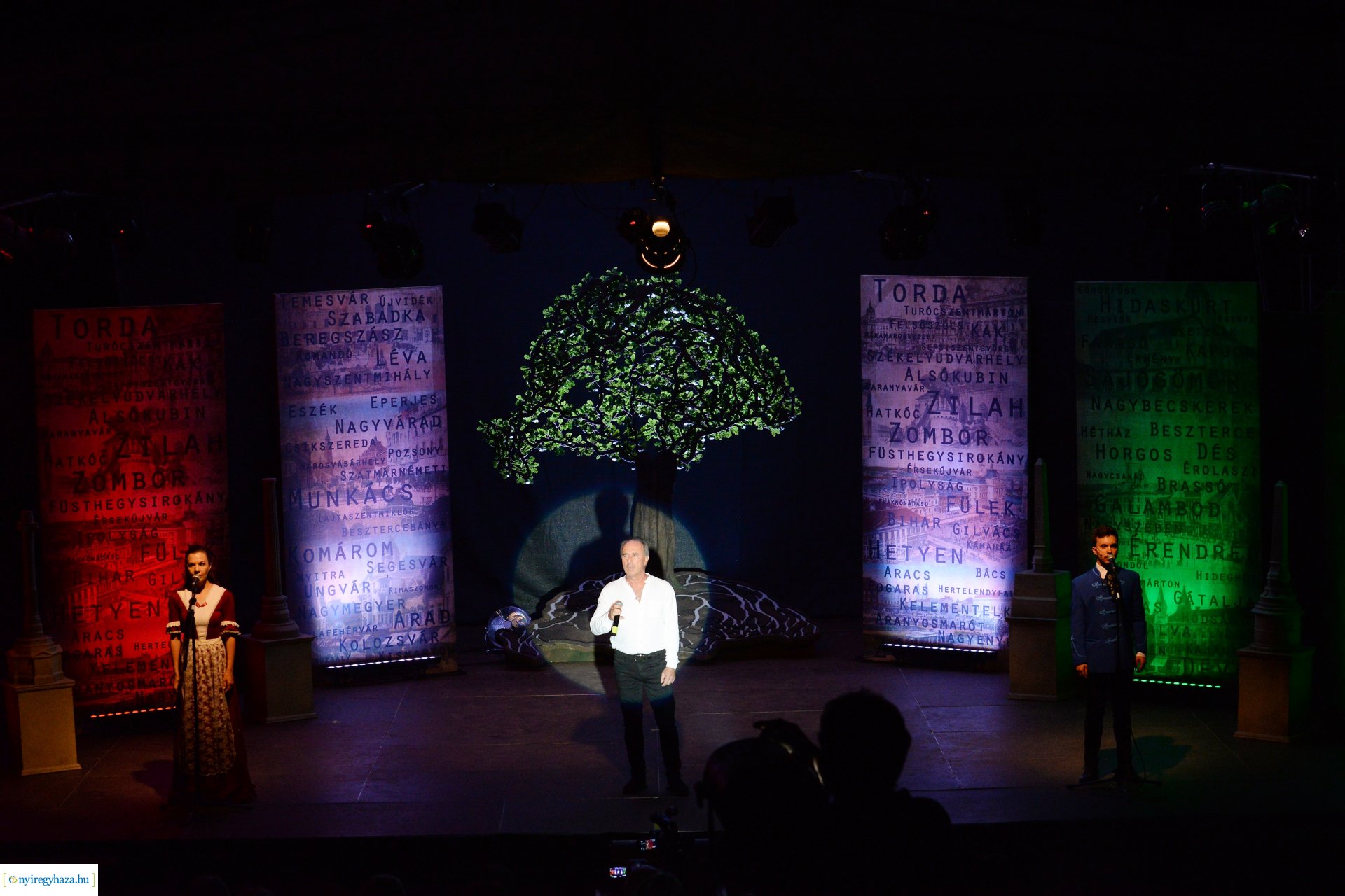 Hiszek egy hazában - a Mandala Dalszínház előadása