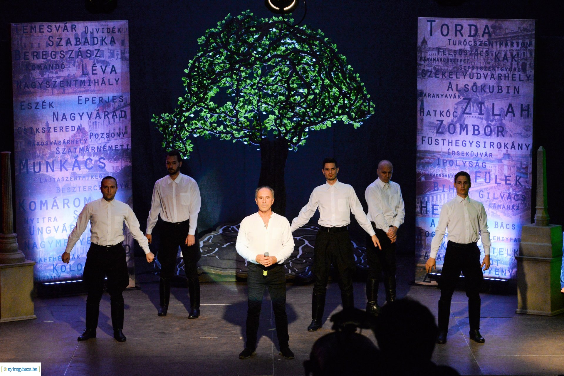 Hiszek egy hazában - a Mandala Dalszínház előadása