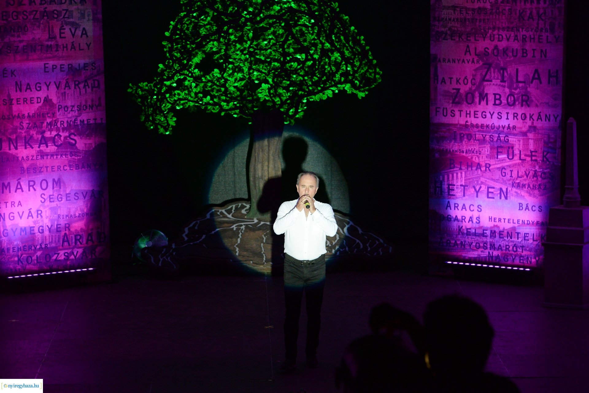 Hiszek egy hazában - a Mandala Dalszínház előadása