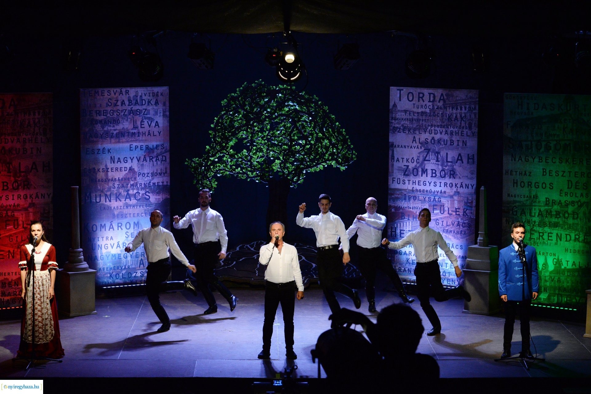 Hiszek egy hazában - a Mandala Dalszínház előadása