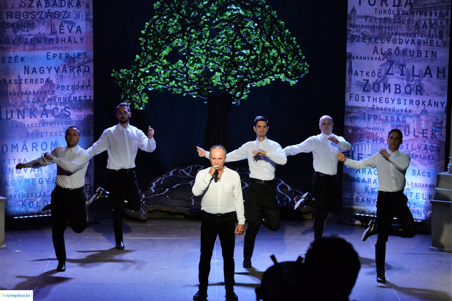 Hiszek egy hazában - a Mandala Dalszínház előadása