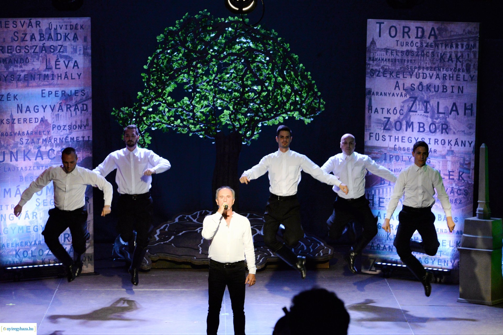 Hiszek egy hazában - a Mandala Dalszínház előadása