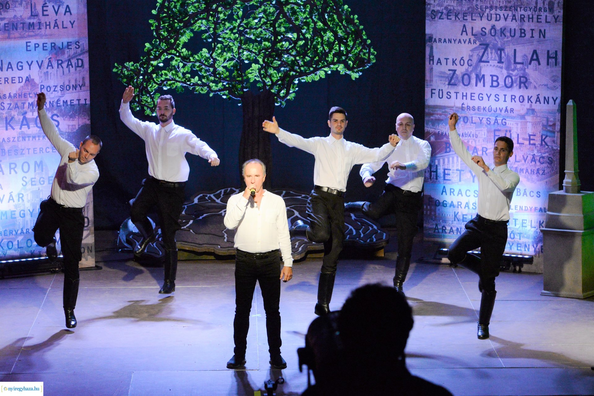 Hiszek egy hazában - a Mandala Dalszínház előadása