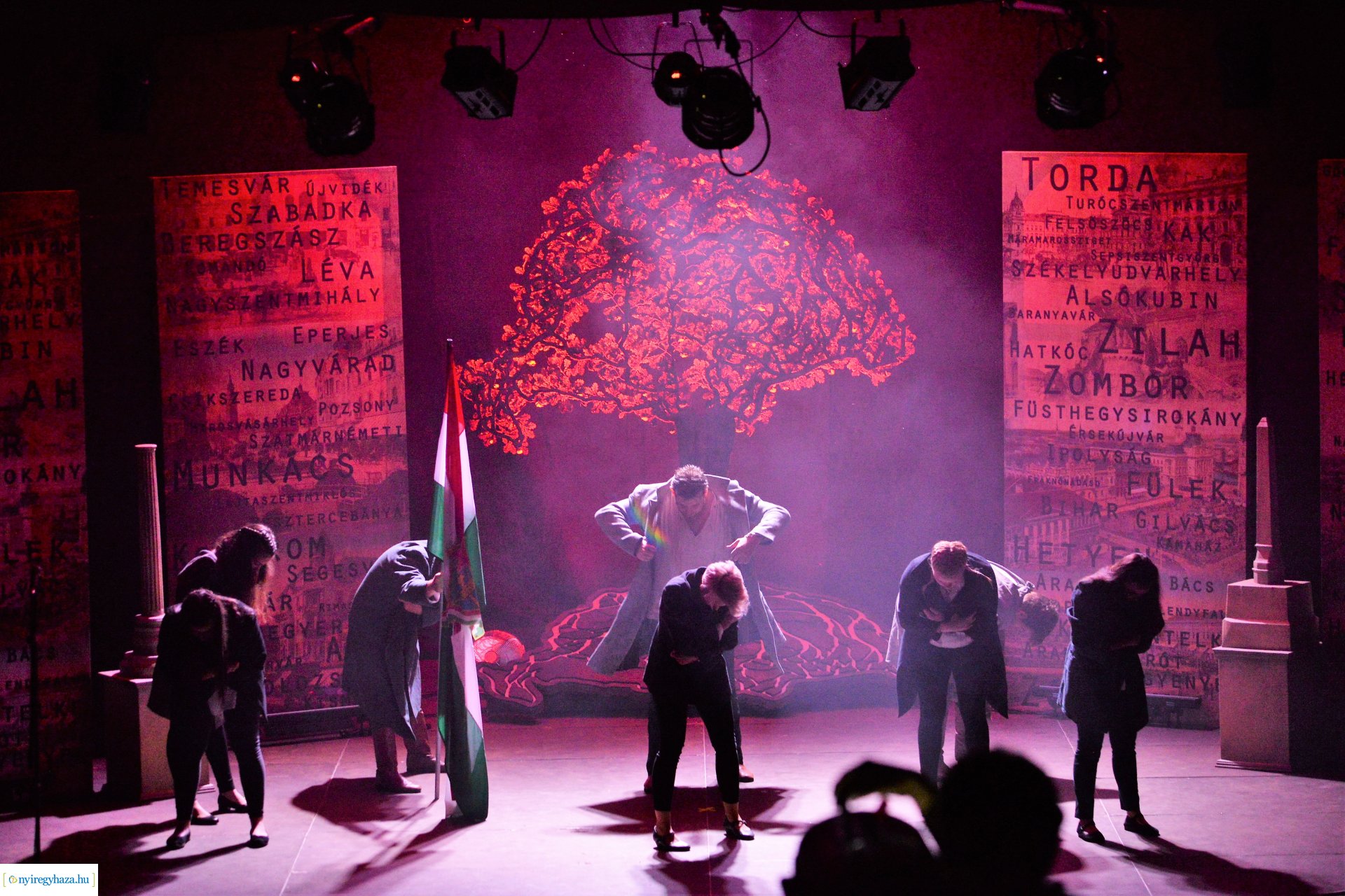 Hiszek egy hazában - a Mandala Dalszínház előadása