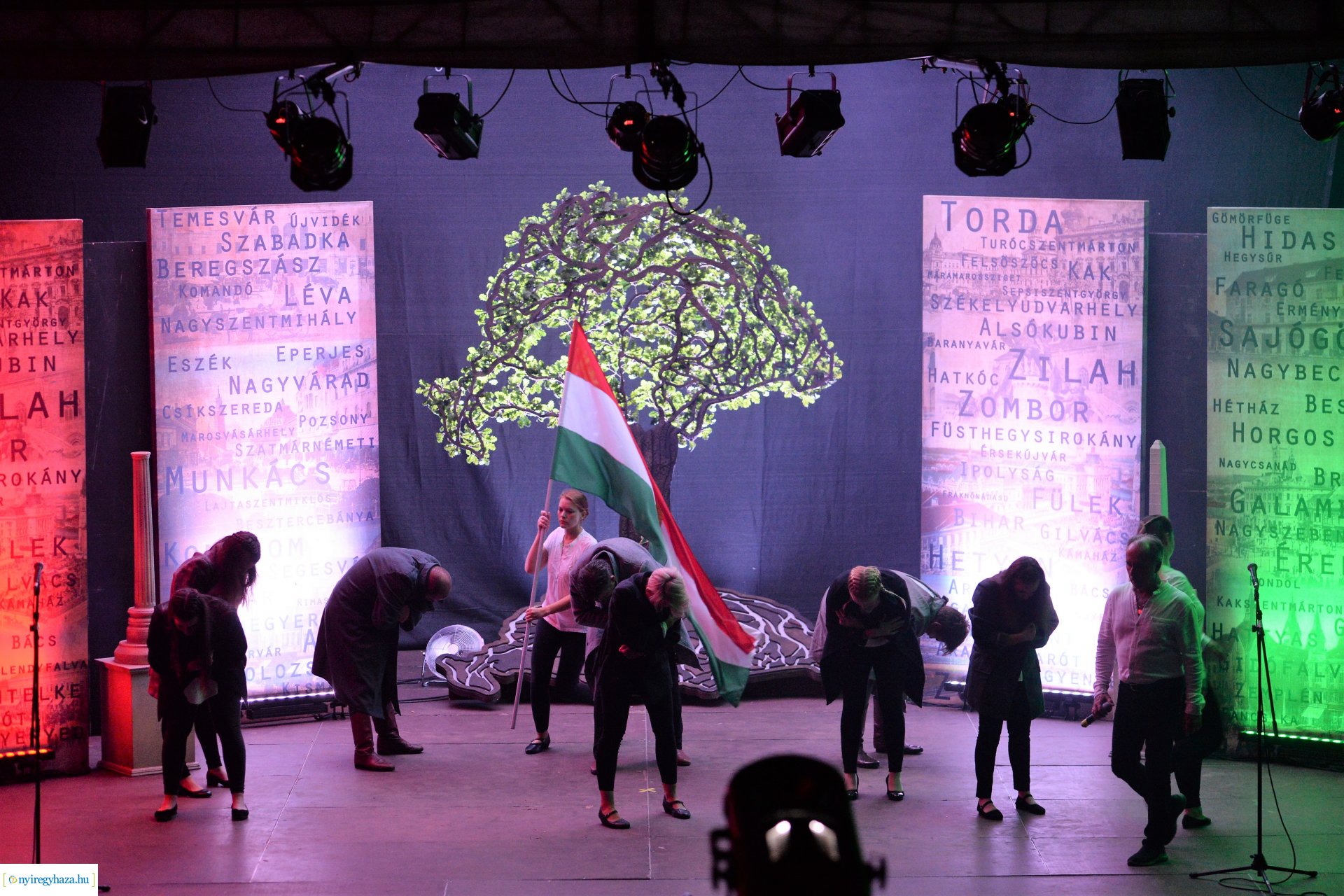 Hiszek egy hazában - a Mandala Dalszínház előadása