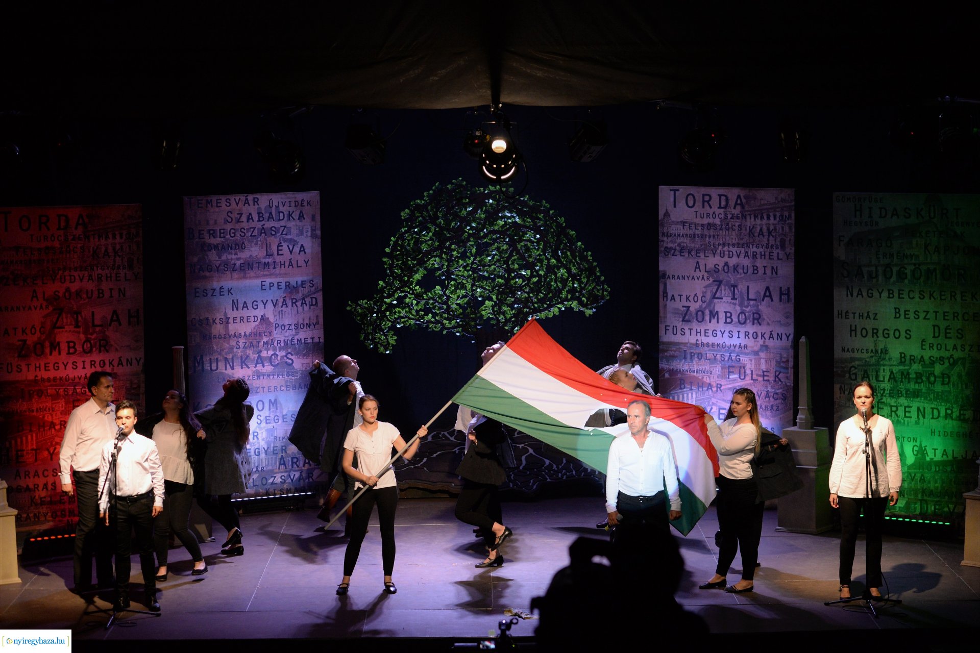 Hiszek egy hazában - a Mandala Dalszínház előadása