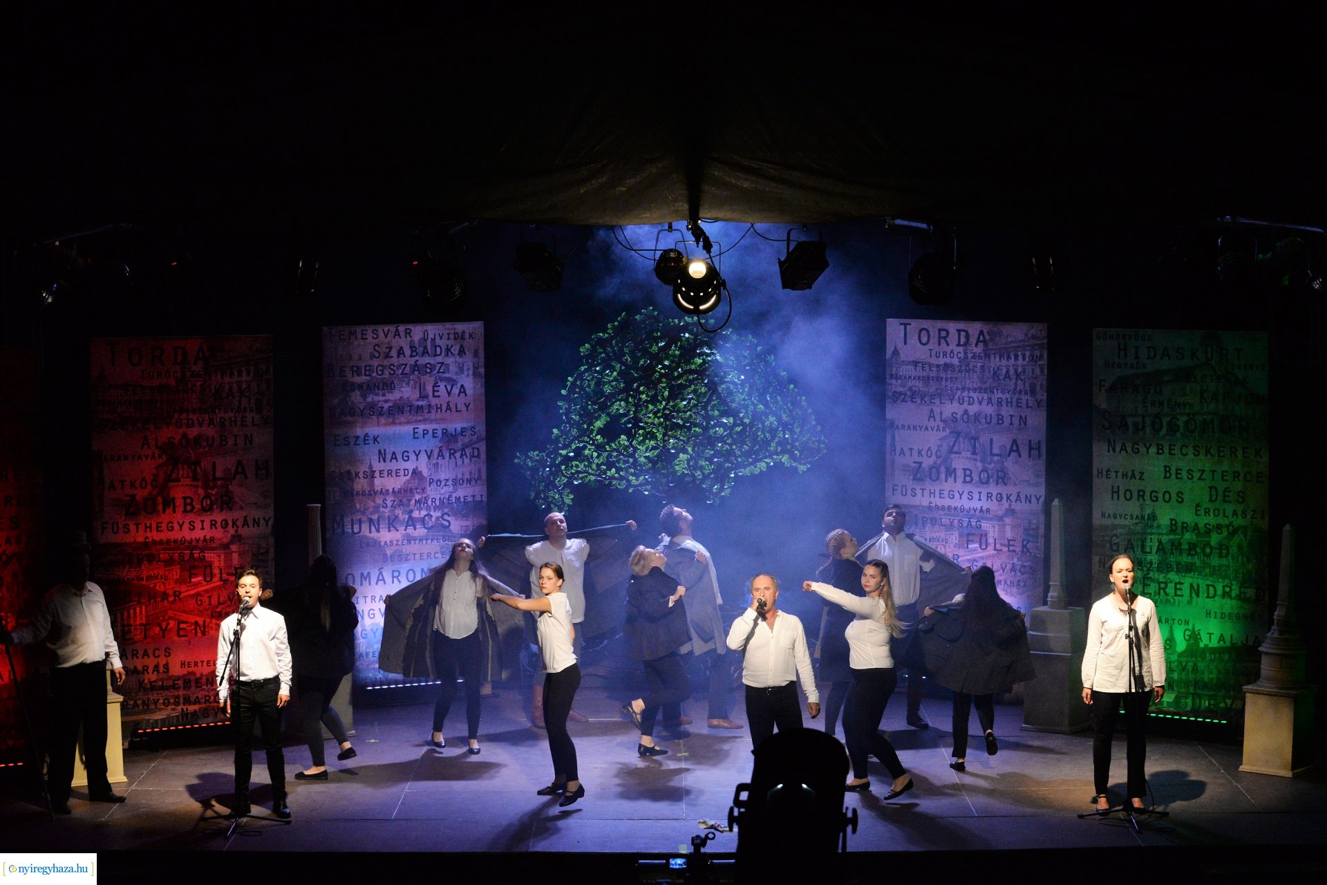 Hiszek egy hazában - a Mandala Dalszínház előadása