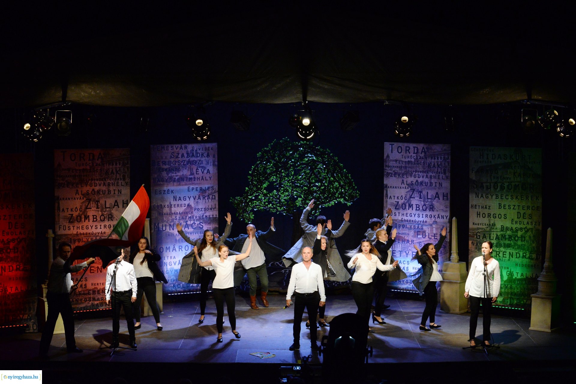 Hiszek egy hazában - a Mandala Dalszínház előadása