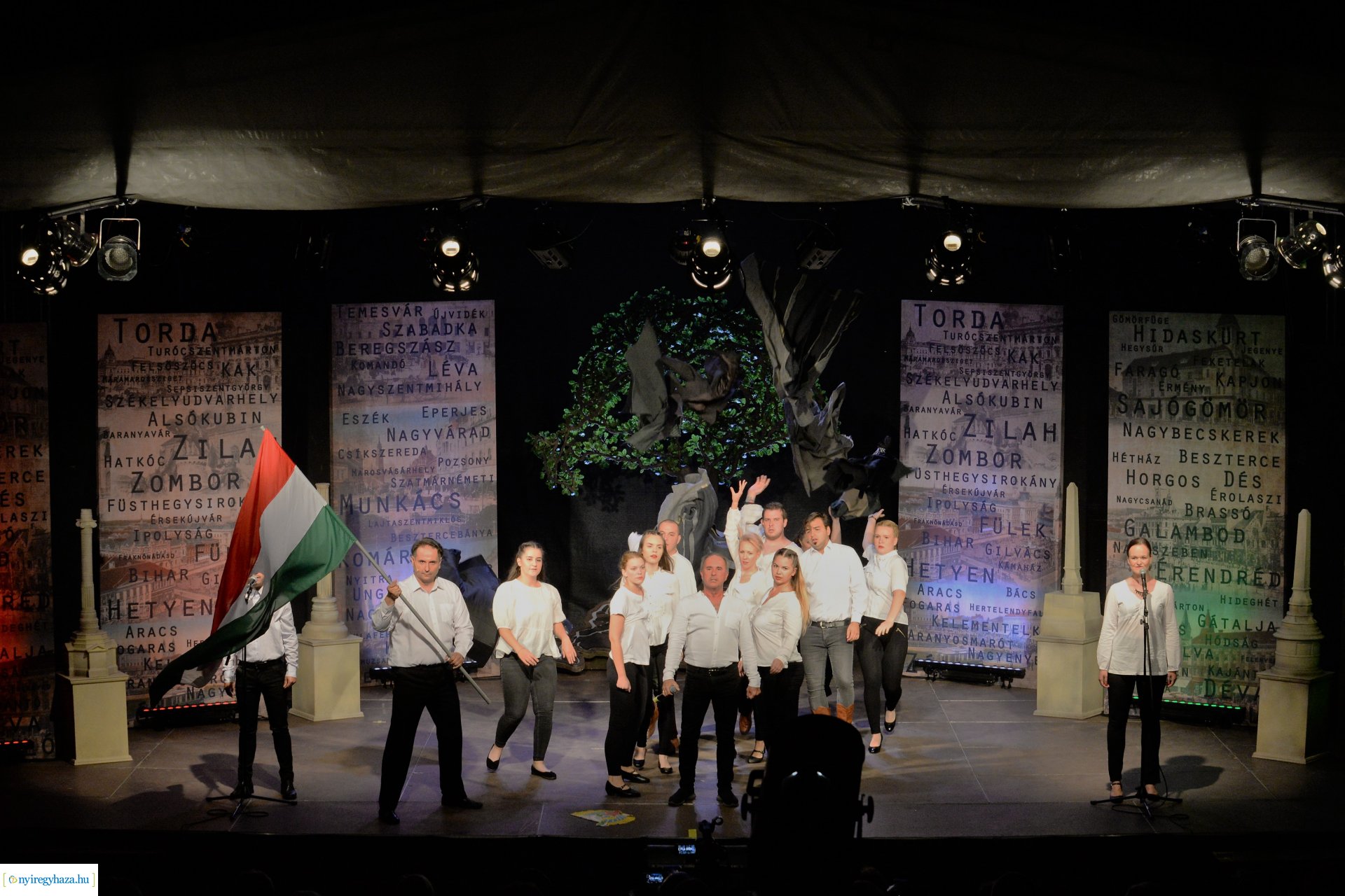 Hiszek egy hazában - a Mandala Dalszínház előadása