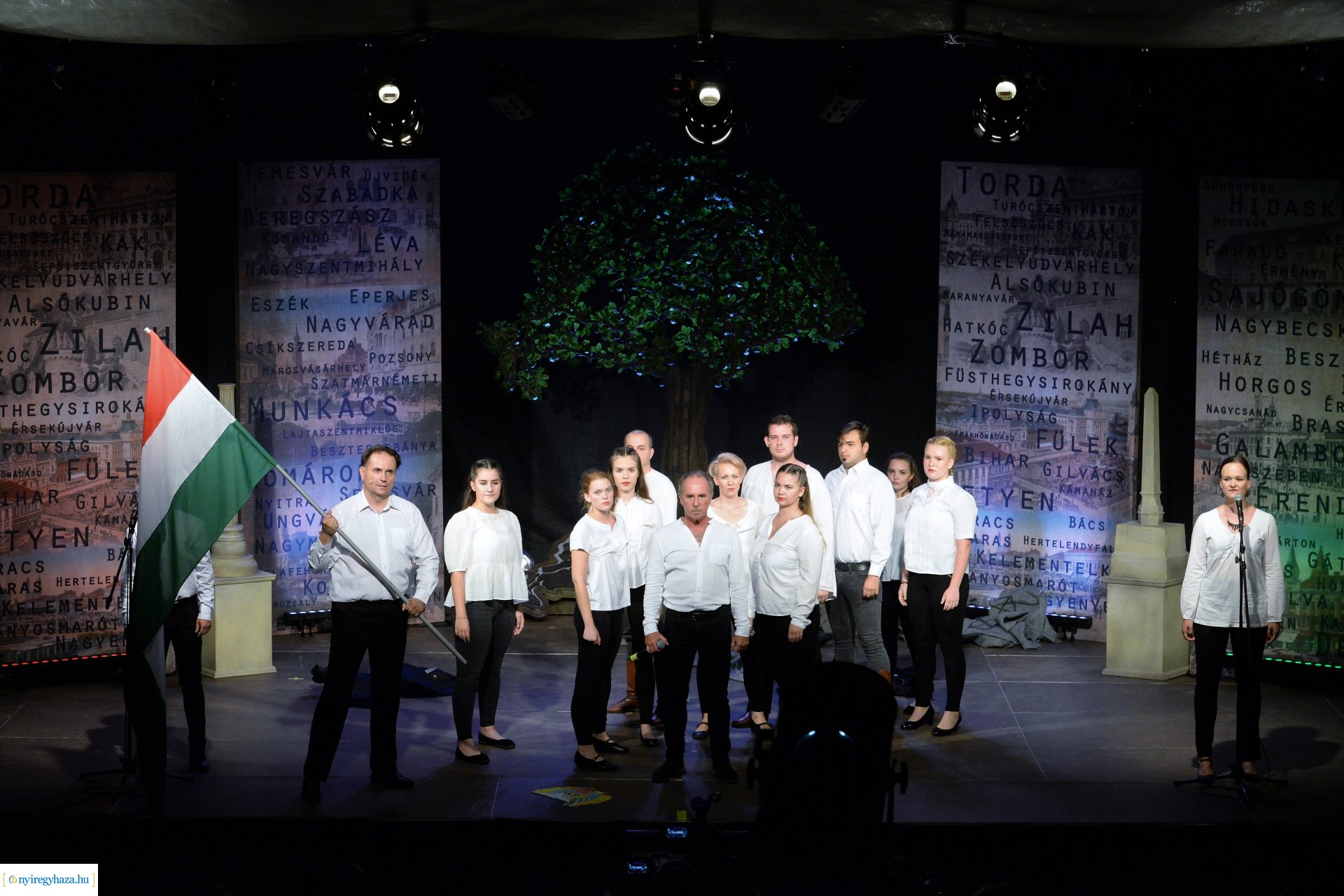 Hiszek egy hazában - a Mandala Dalszínház előadása