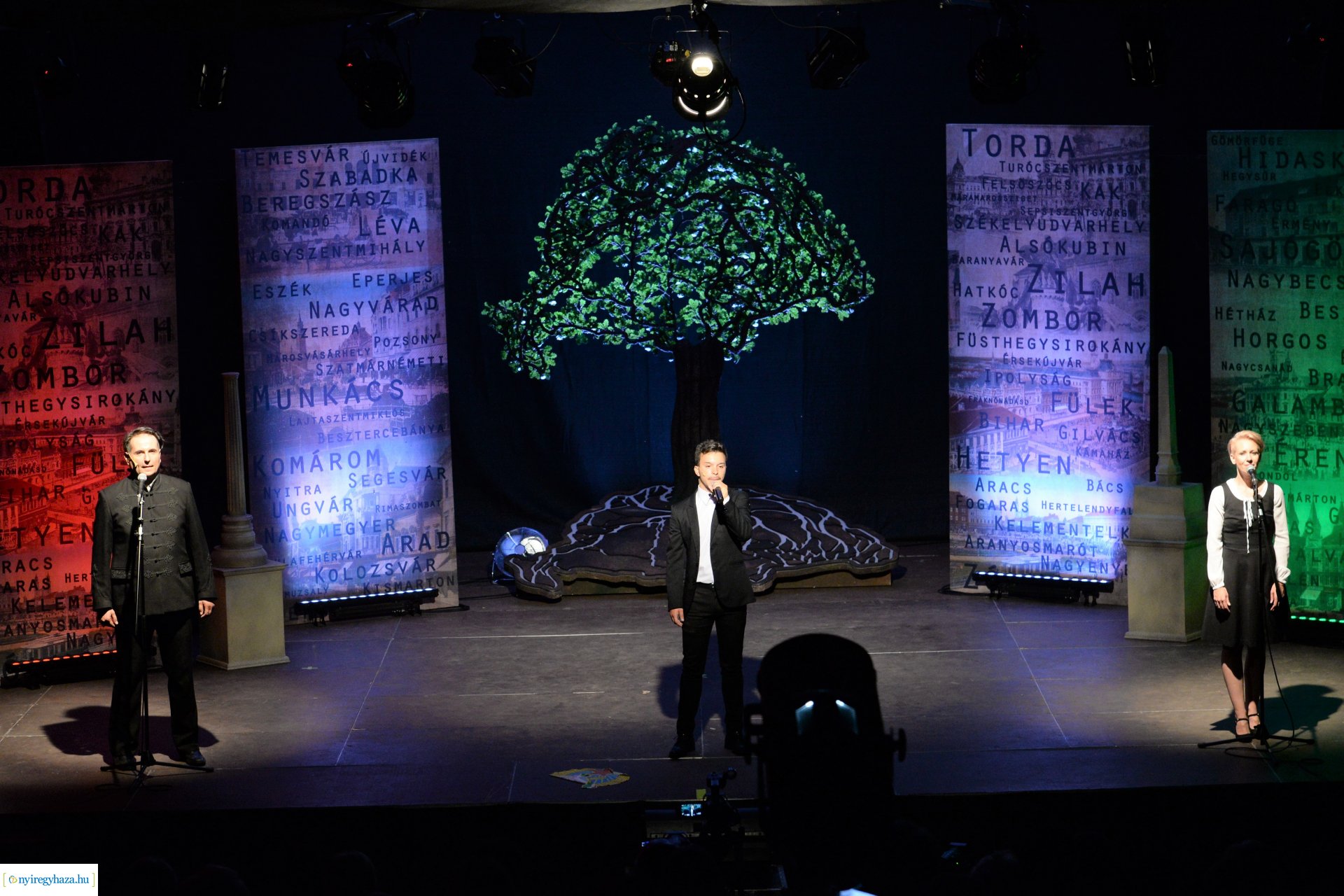 Hiszek egy hazában - a Mandala Dalszínház előadása