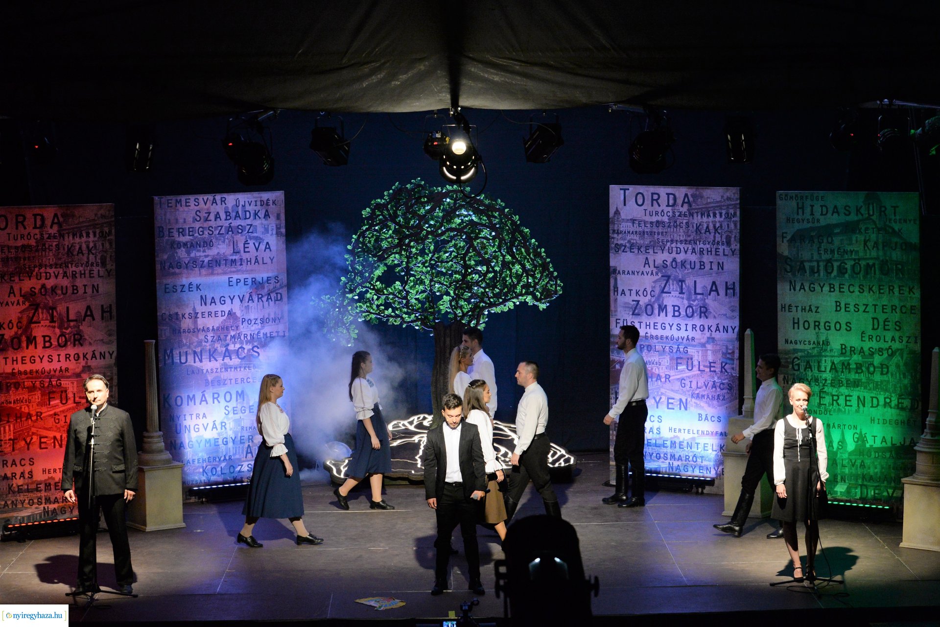 Hiszek egy hazában - a Mandala Dalszínház előadása