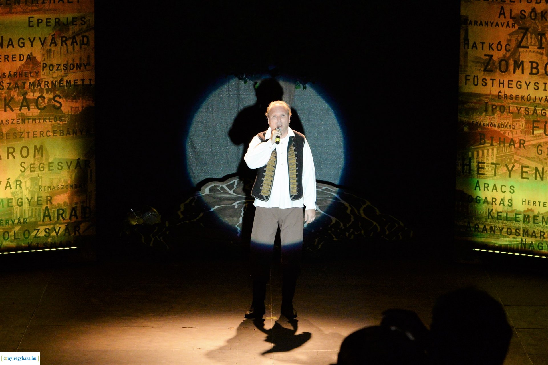 Hiszek egy hazában - a Mandala Dalszínház előadása