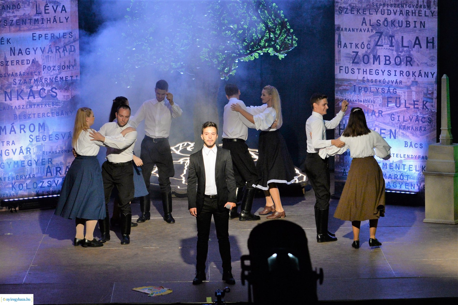 Hiszek egy hazában - a Mandala Dalszínház előadása