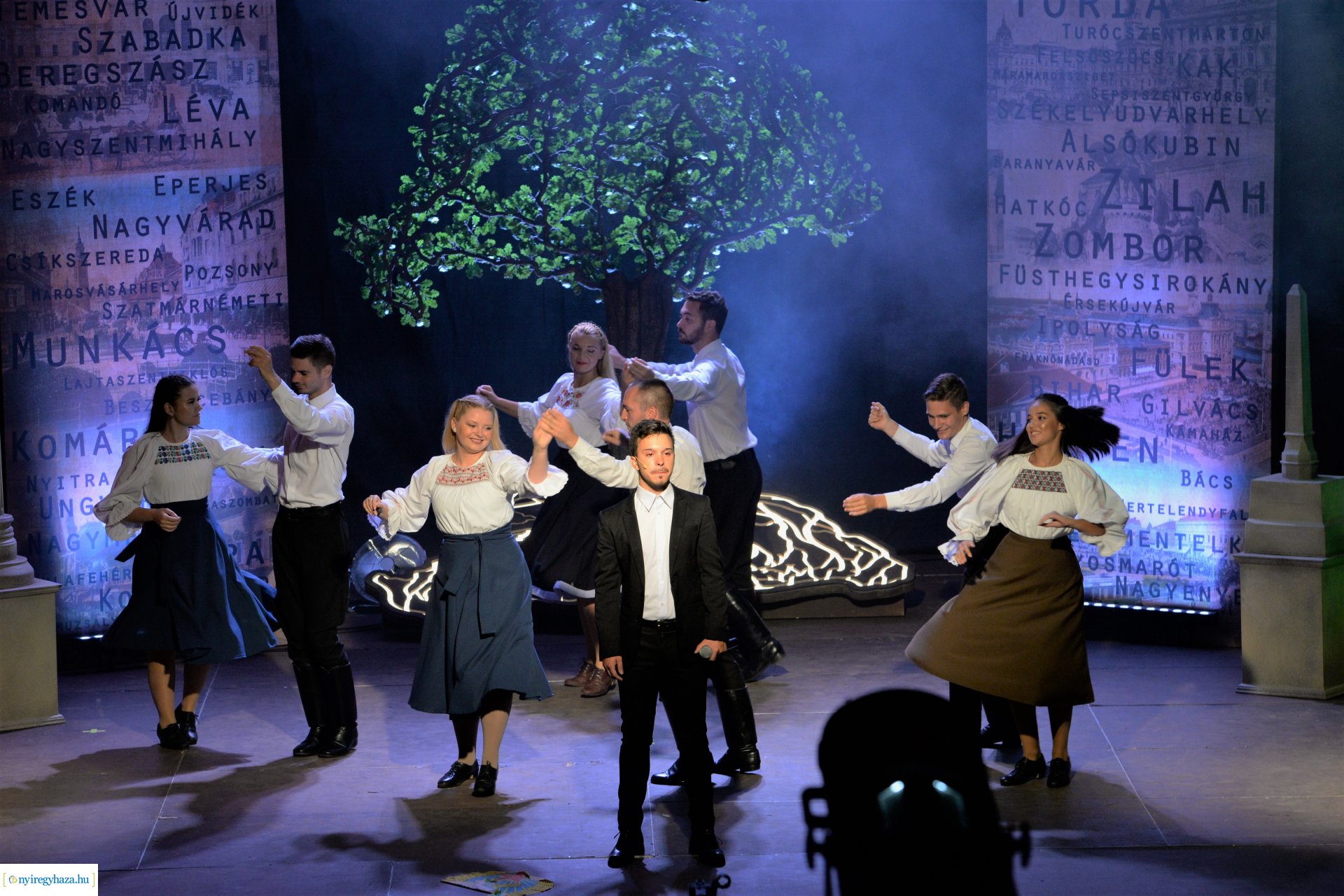 Hiszek egy hazában - a Mandala Dalszínház előadása