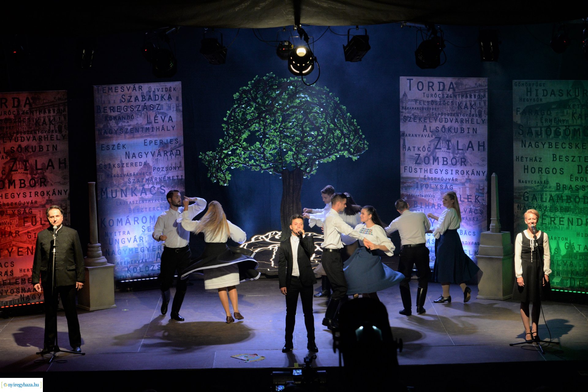 Hiszek egy hazában - a Mandala Dalszínház előadása