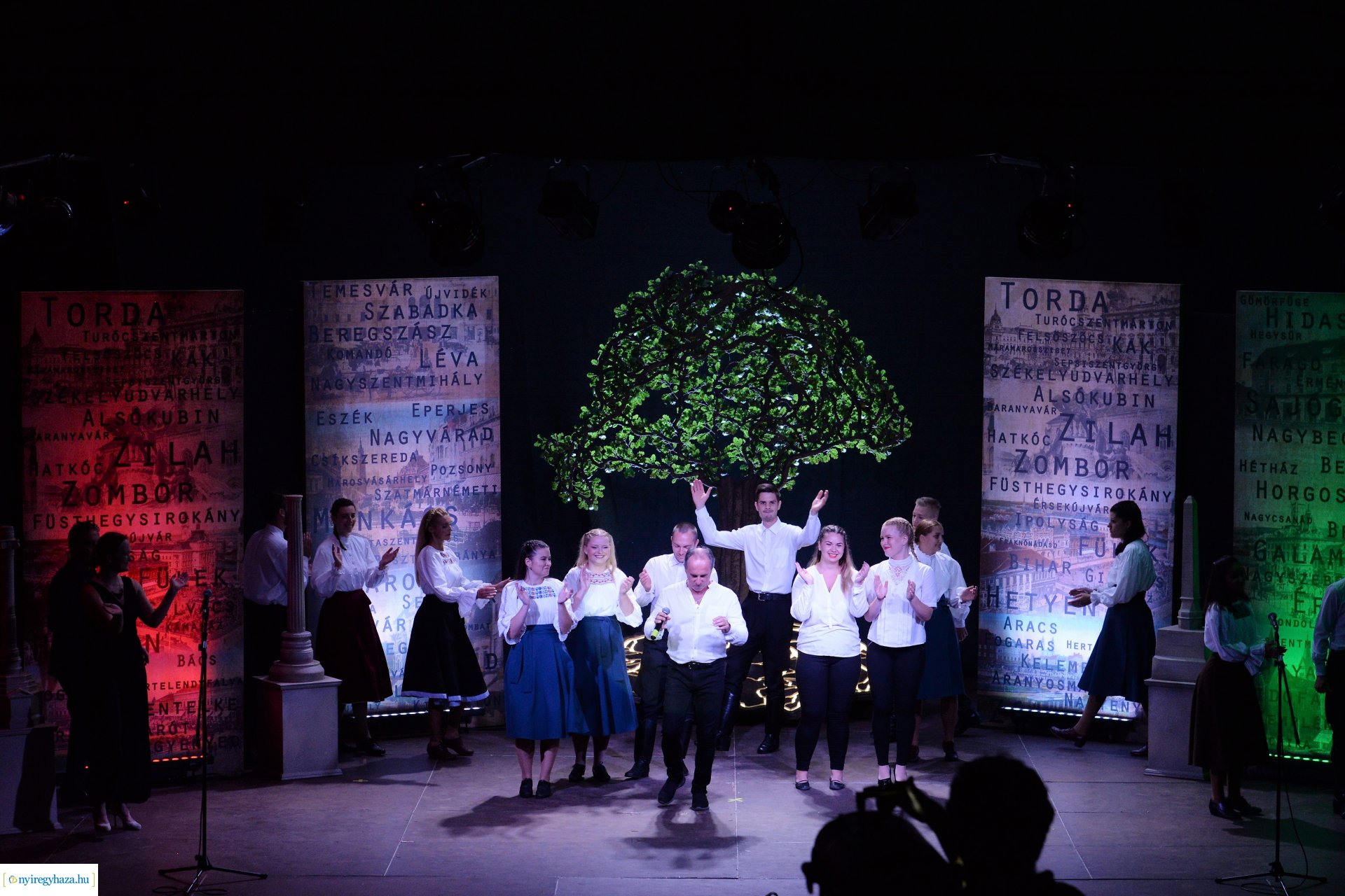 Hiszek egy hazában - a Mandala Dalszínház előadása