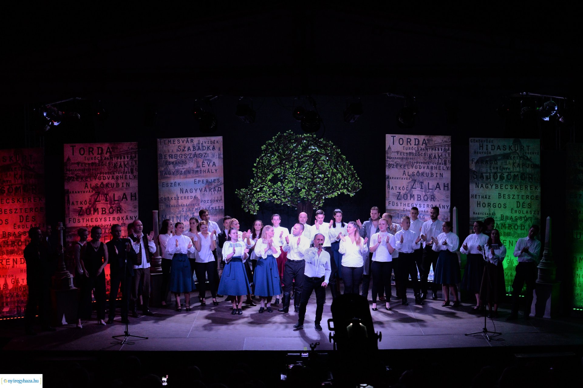 Hiszek egy hazában - a Mandala Dalszínház előadása