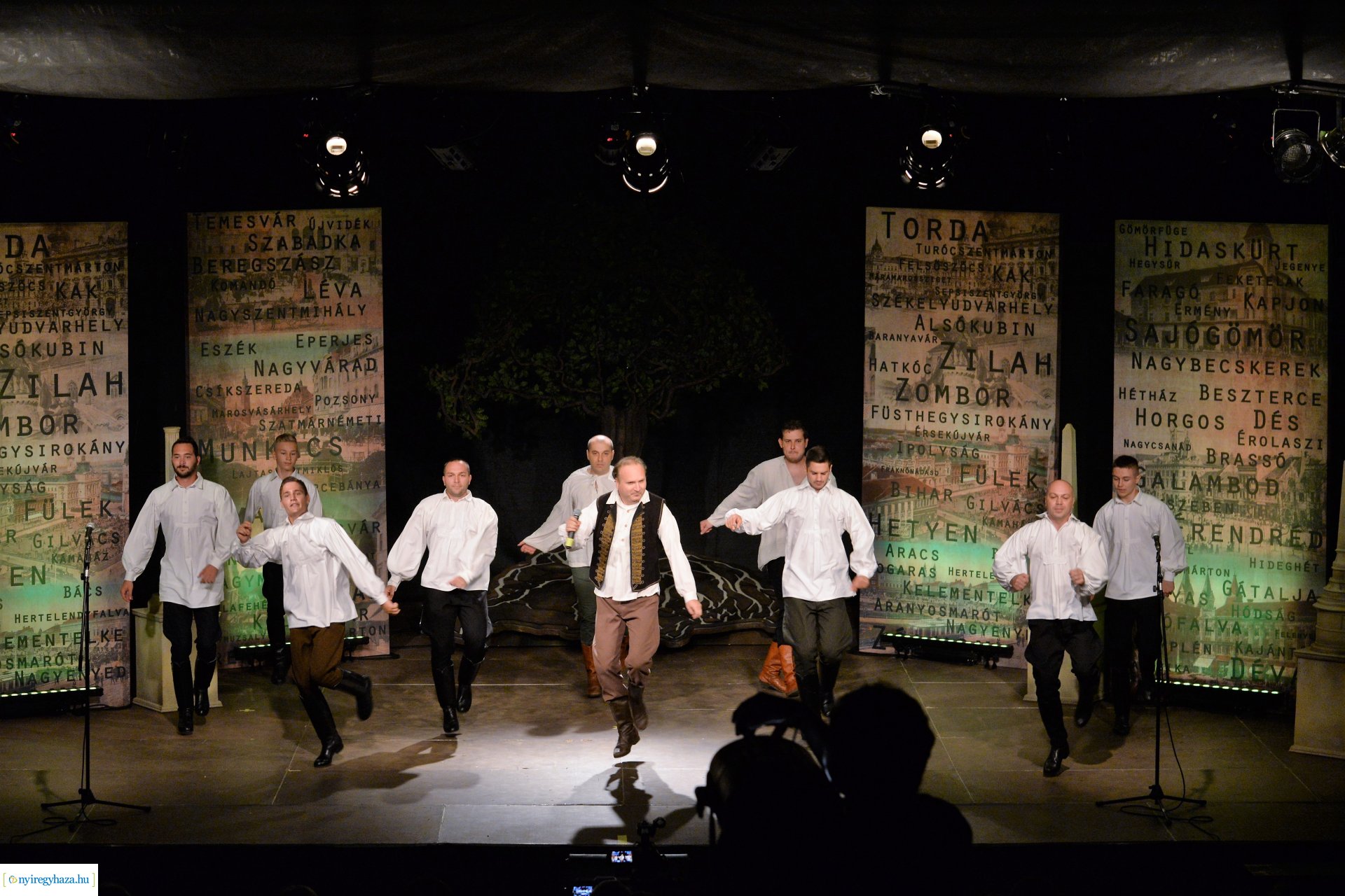 Hiszek egy hazában - a Mandala Dalszínház előadása