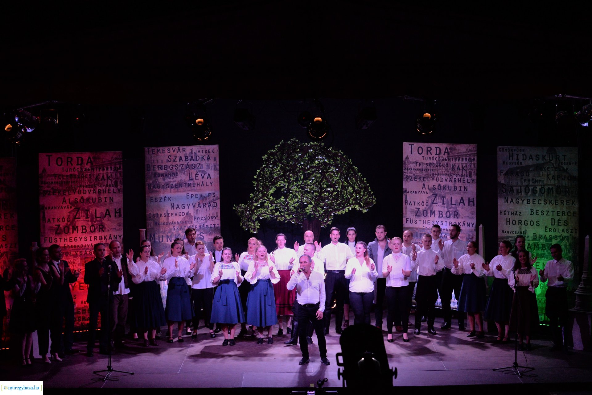 Hiszek egy hazában - a Mandala Dalszínház előadása