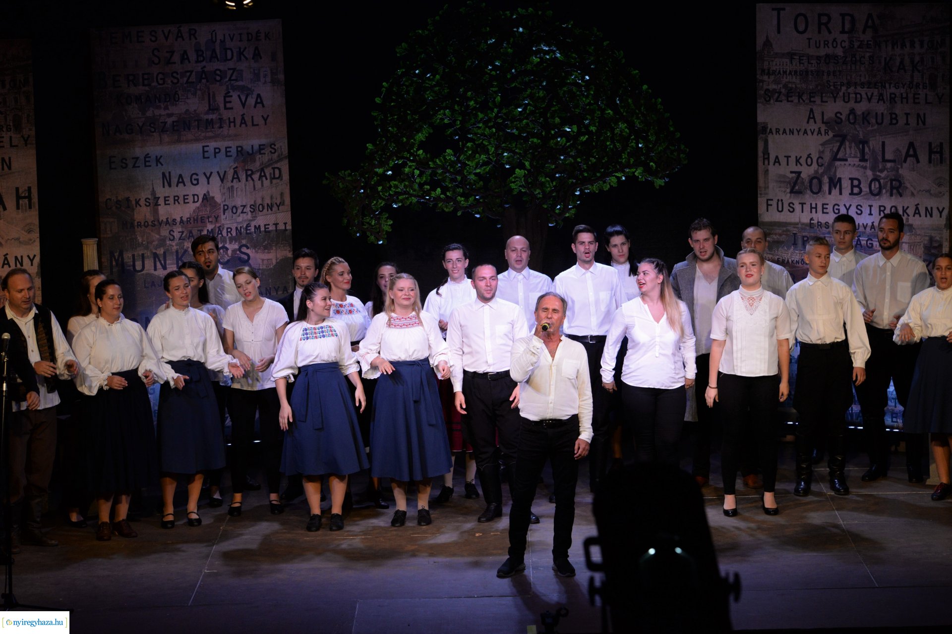 Hiszek egy hazában - a Mandala Dalszínház előadása