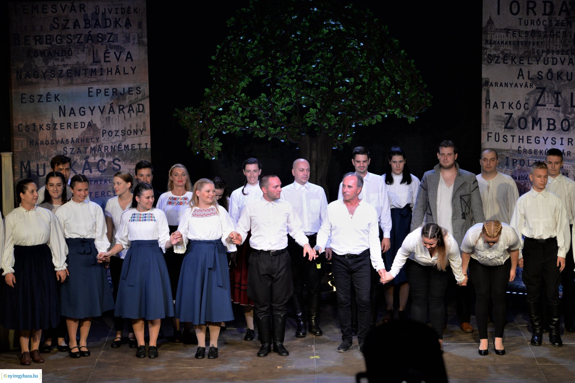 Hiszek egy hazában - a Mandala Dalszínház előadása