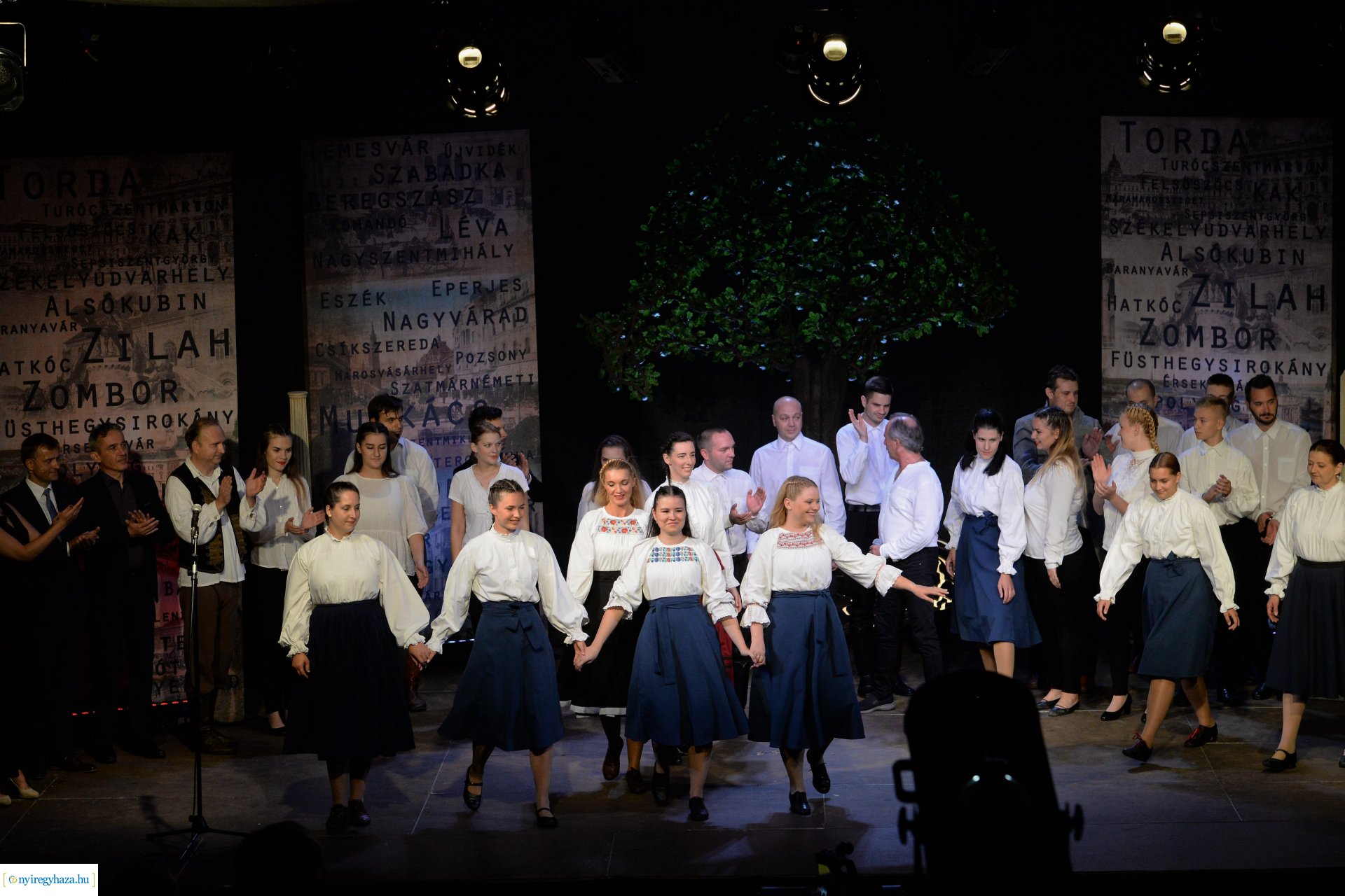 Hiszek egy hazában - a Mandala Dalszínház előadása