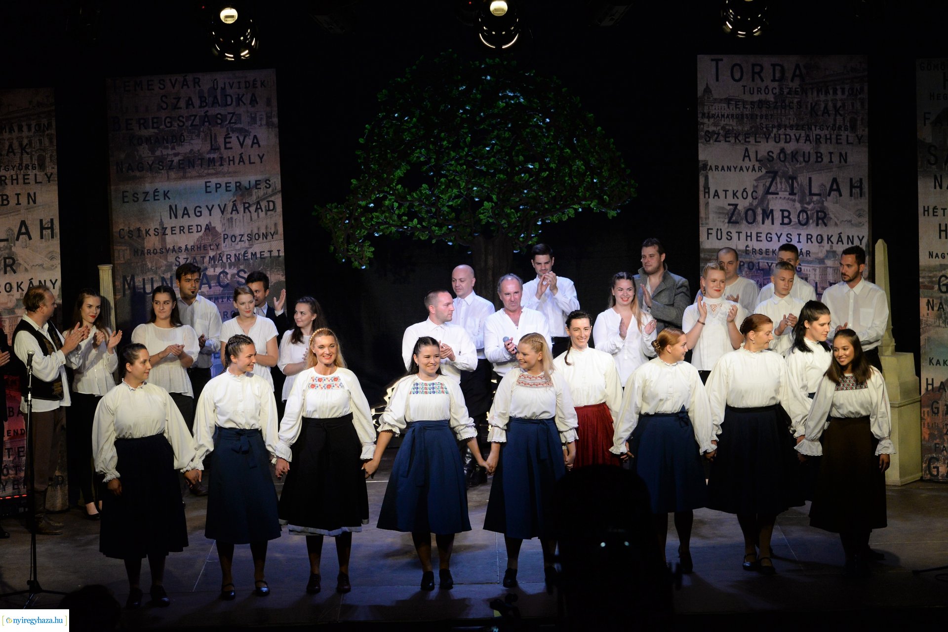 Hiszek egy hazában - a Mandala Dalszínház előadása