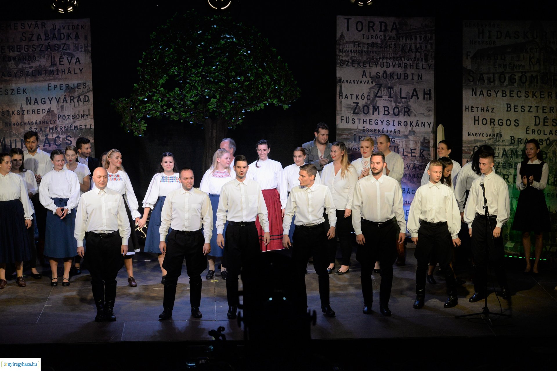 Hiszek egy hazában - a Mandala Dalszínház előadása