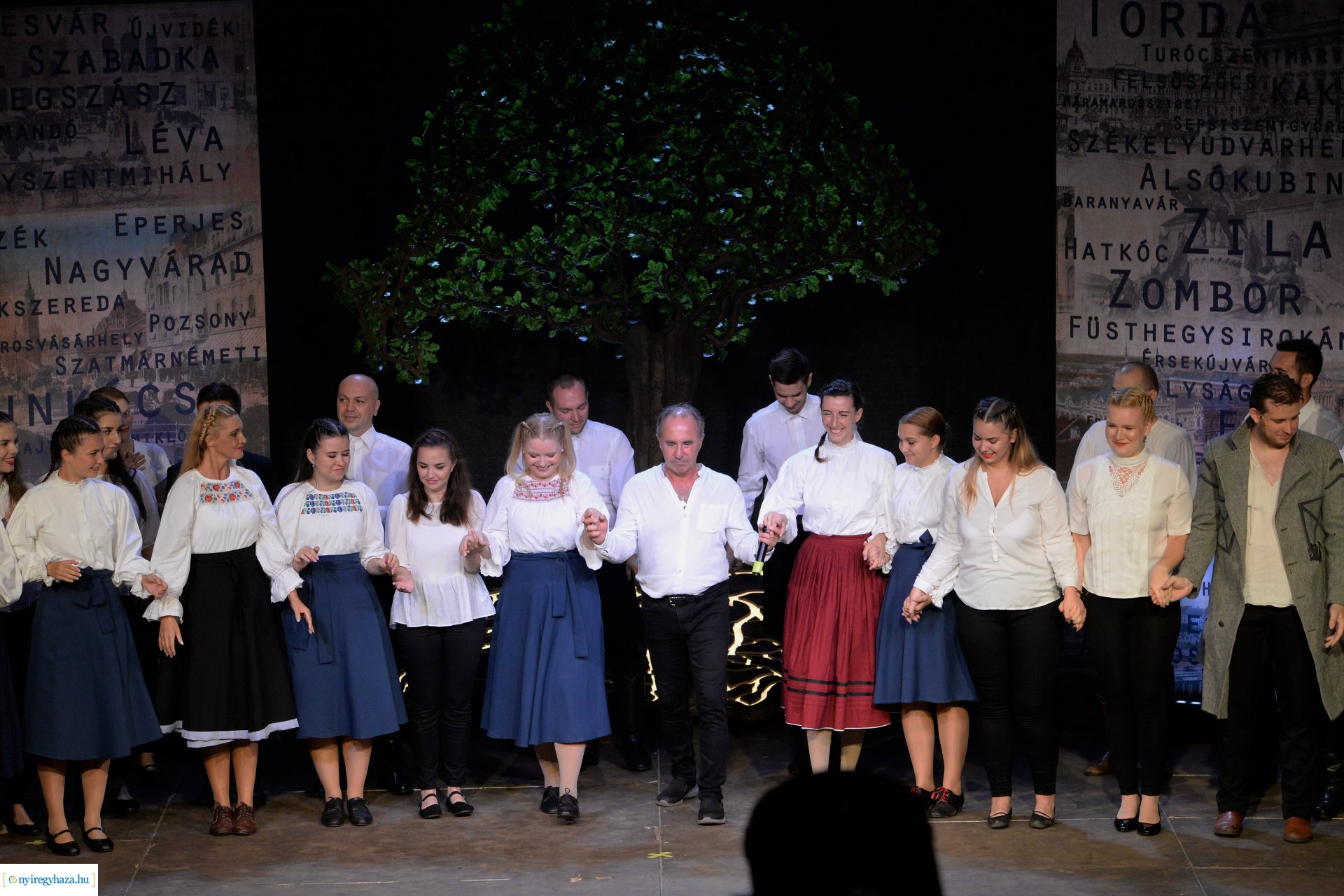 Hiszek egy hazában - a Mandala Dalszínház előadása