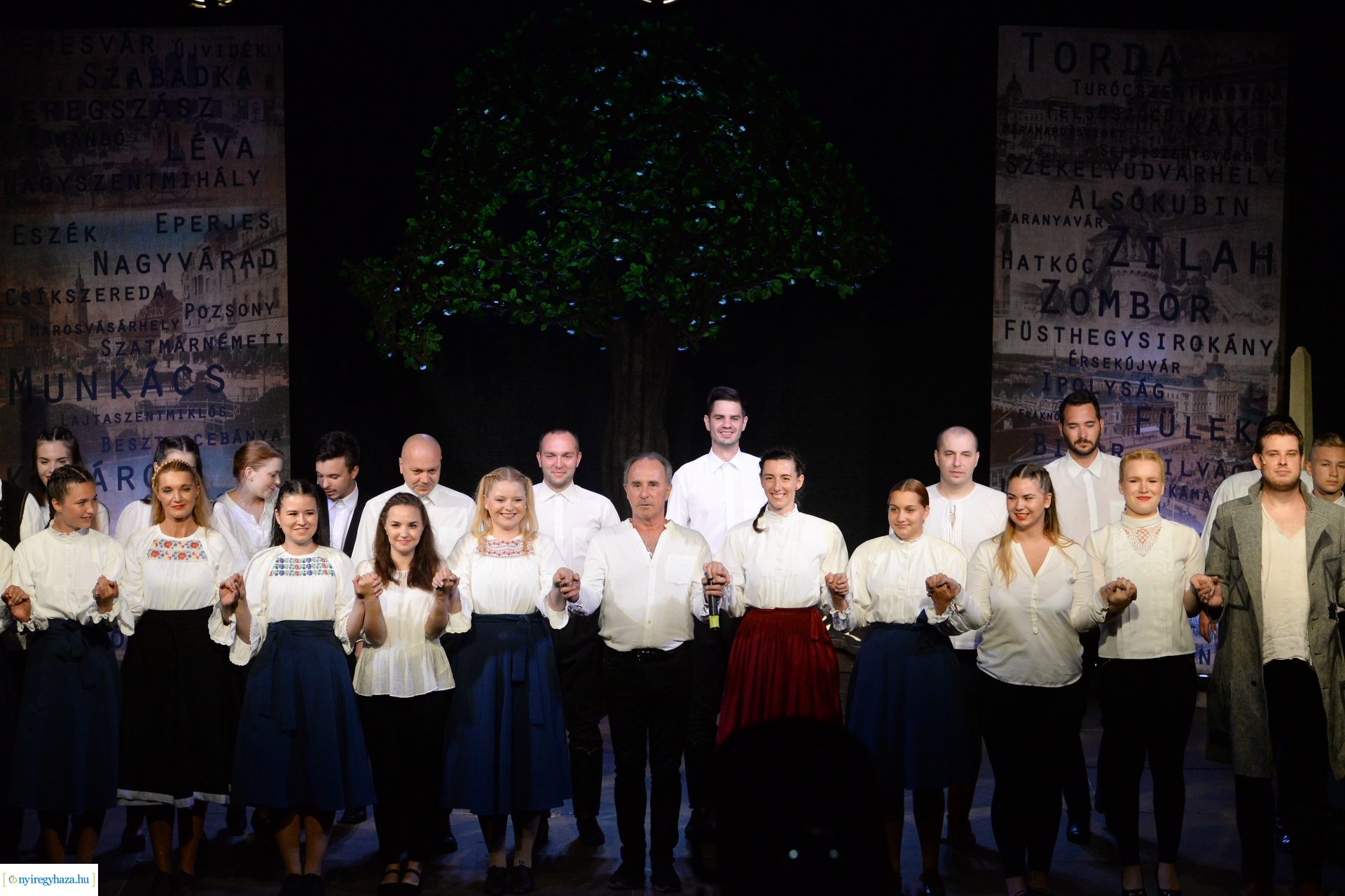 Hiszek egy hazában - a Mandala Dalszínház előadása