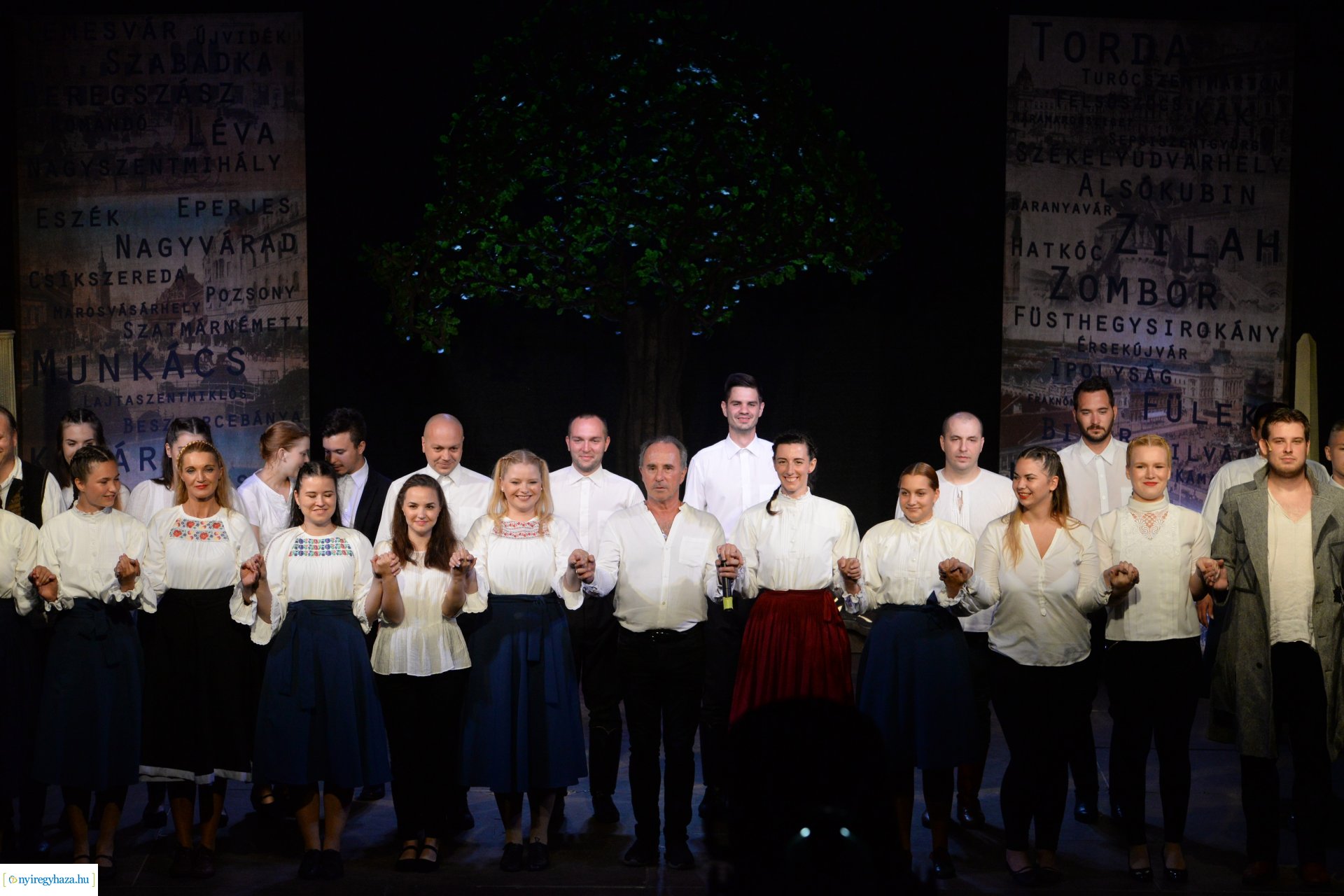 Hiszek egy hazában - a Mandala Dalszínház előadása
